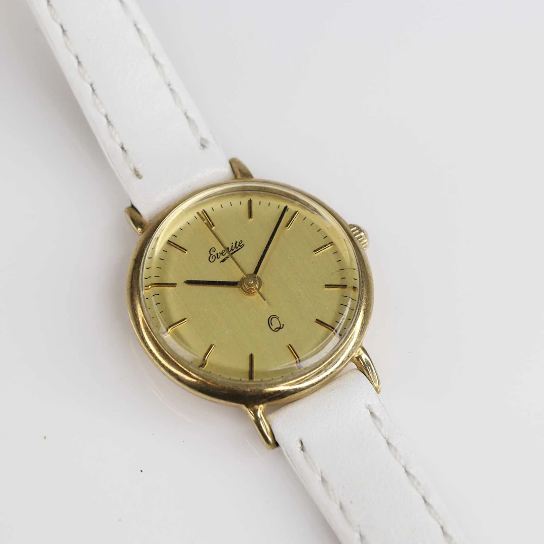Lot 245 - A lady's Everite 9ct gold cased quartz