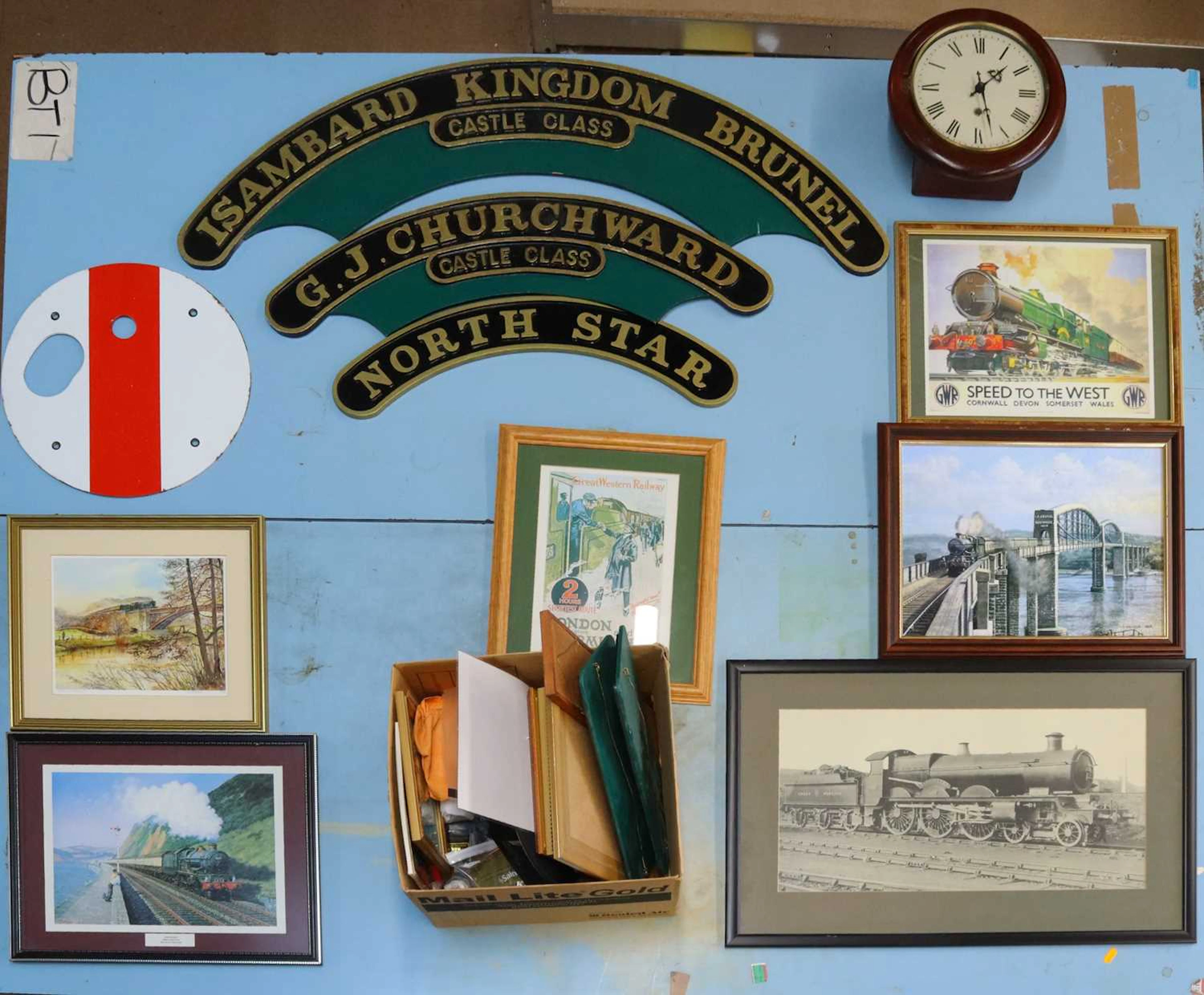 Lot 311 - A large collection of various GWR railwayana