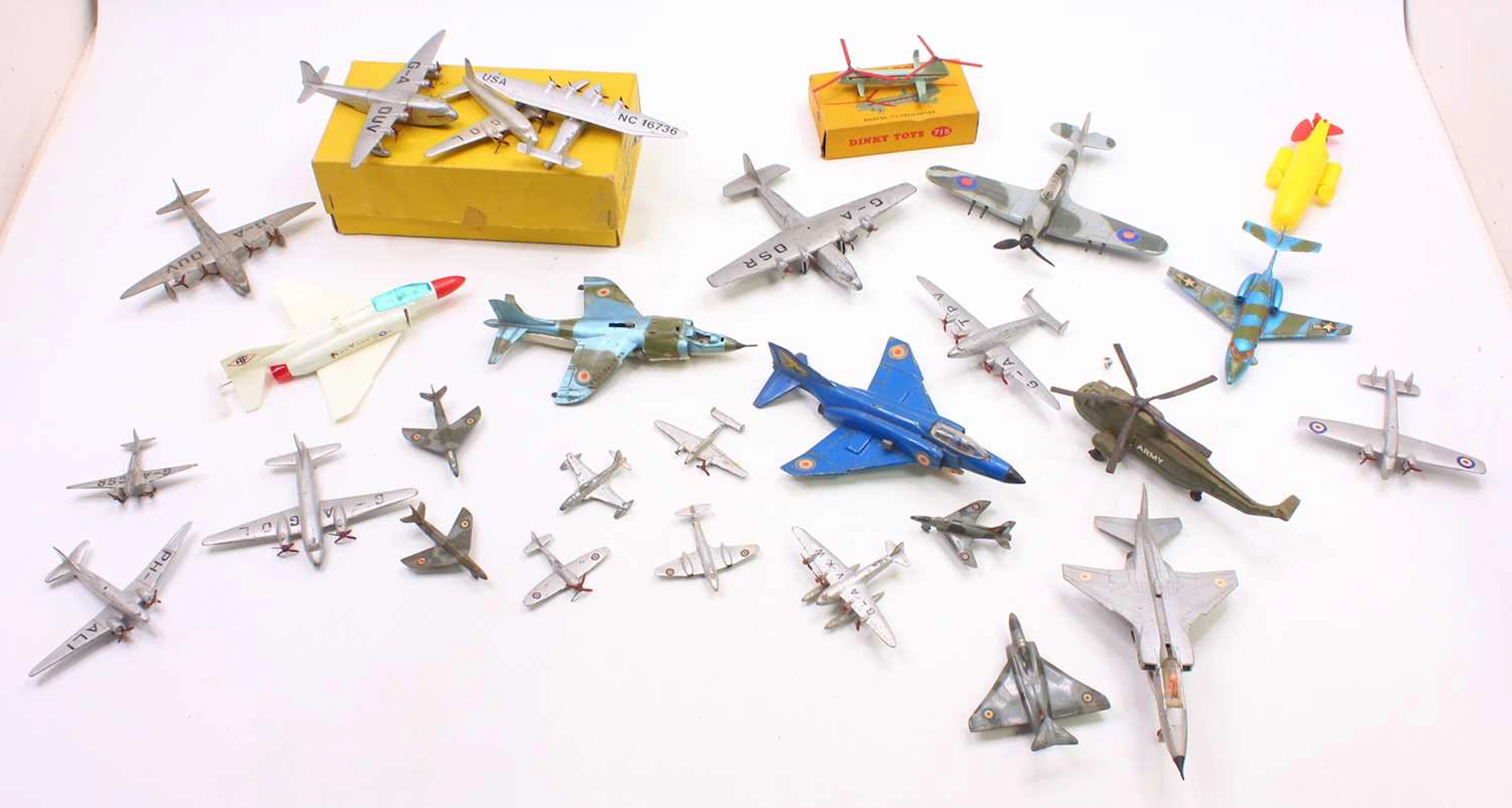 Lot 1226 - Dinky Toys loose and playworn aircraft