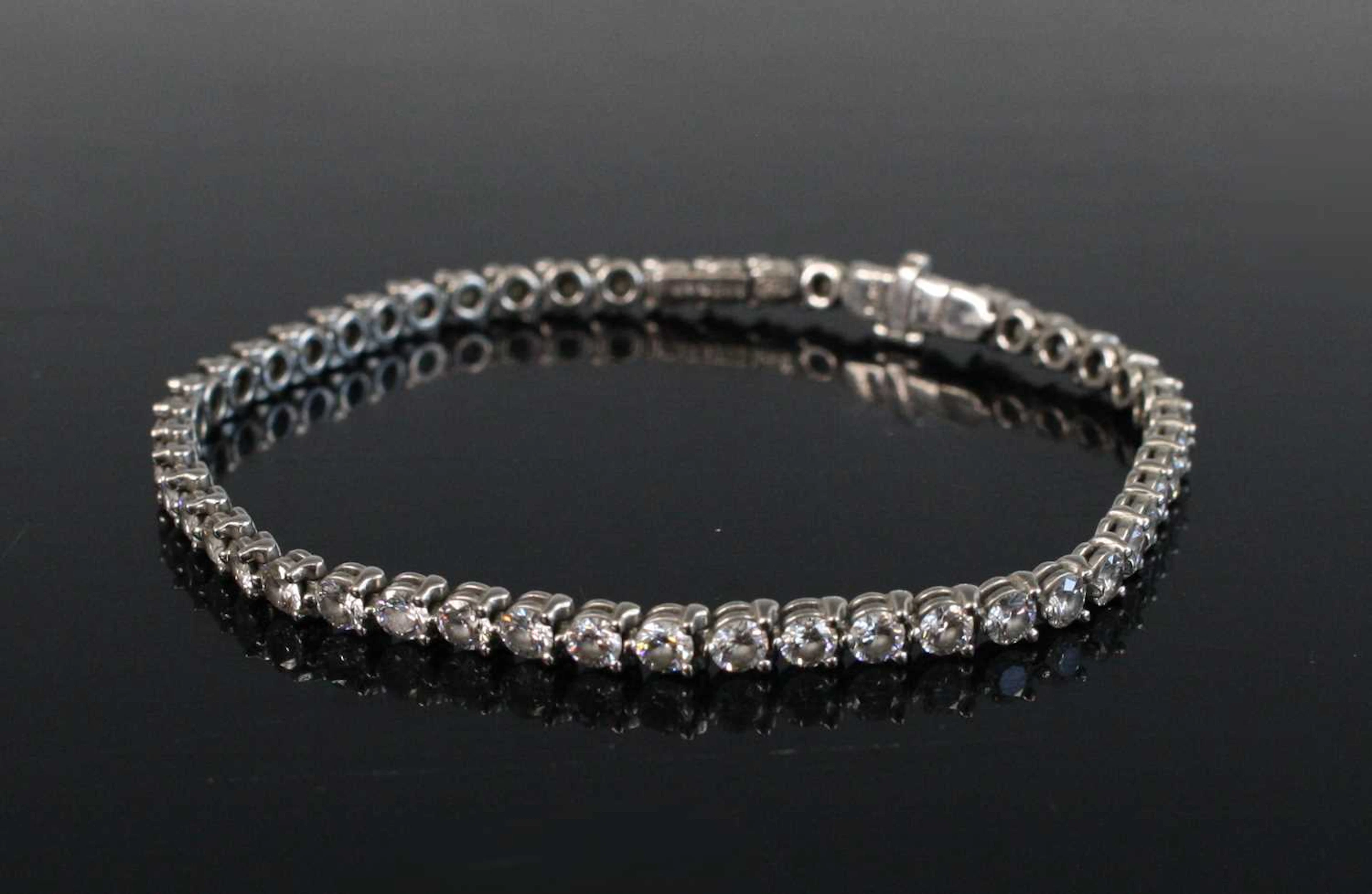 Lot 2236 - A Harry Winston platinum diamond tennis