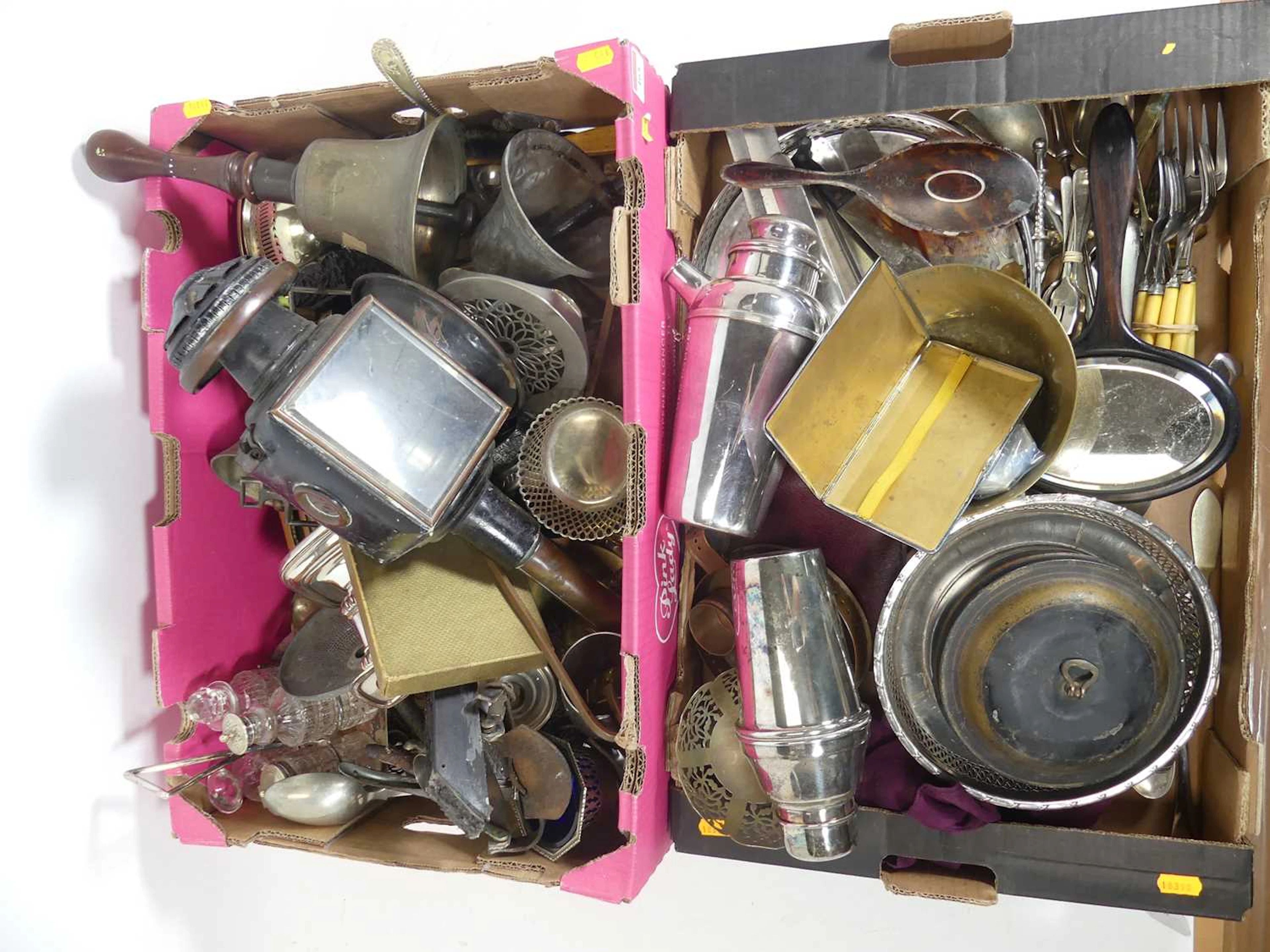 Lot 165 - A collection of metalware to include a