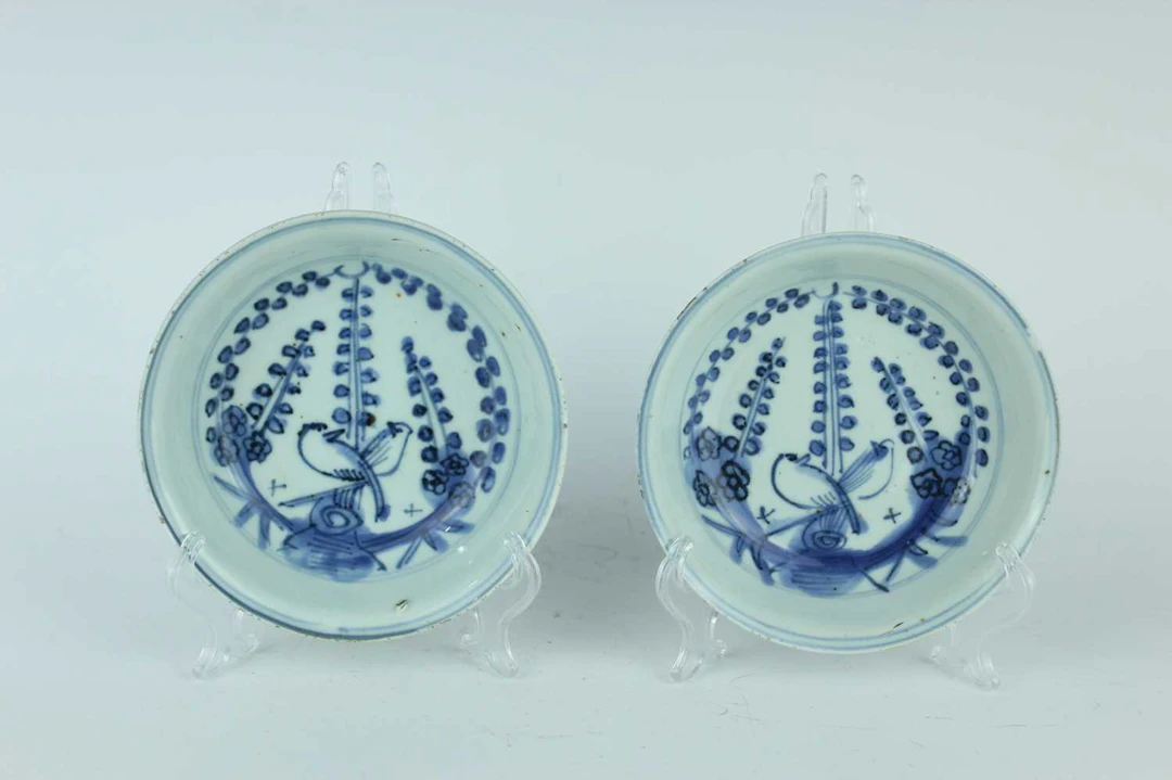 Lot 13 - A pair of Chinese blue and white 'magpie on