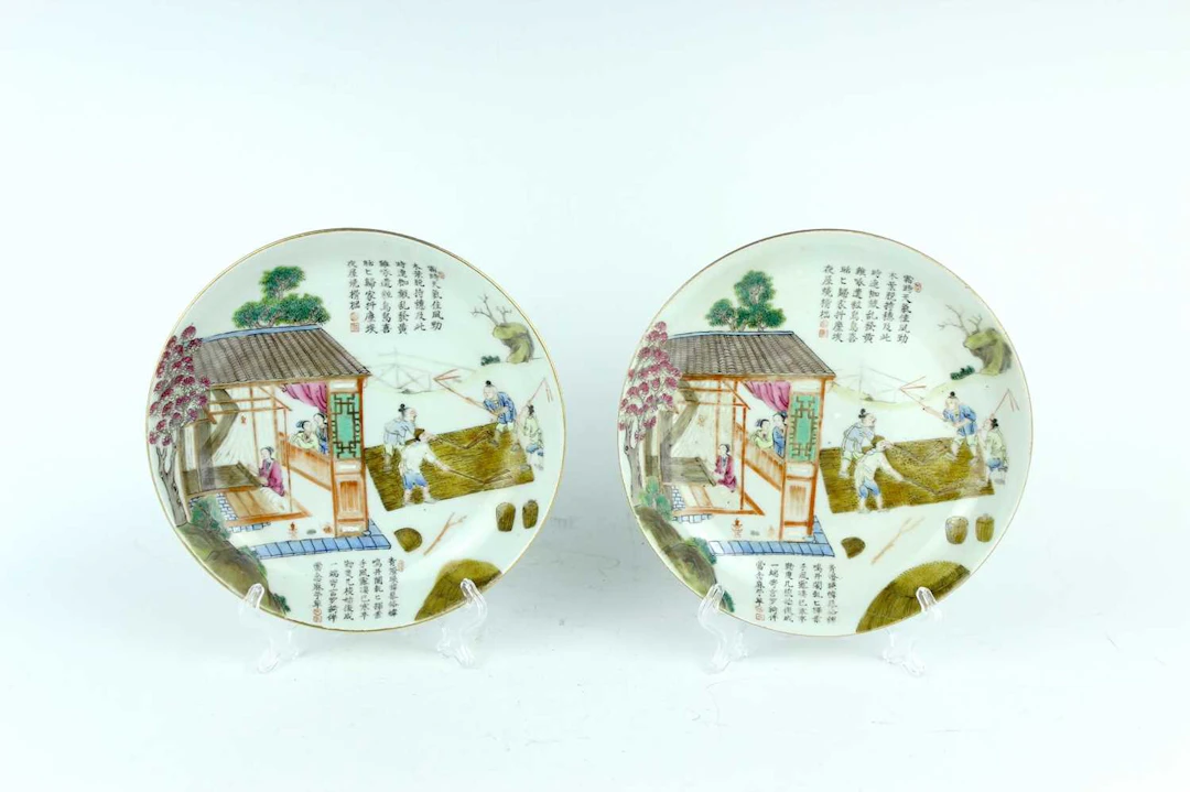 Lot 105 - A pair of Chinese famille rose 'Pictures of