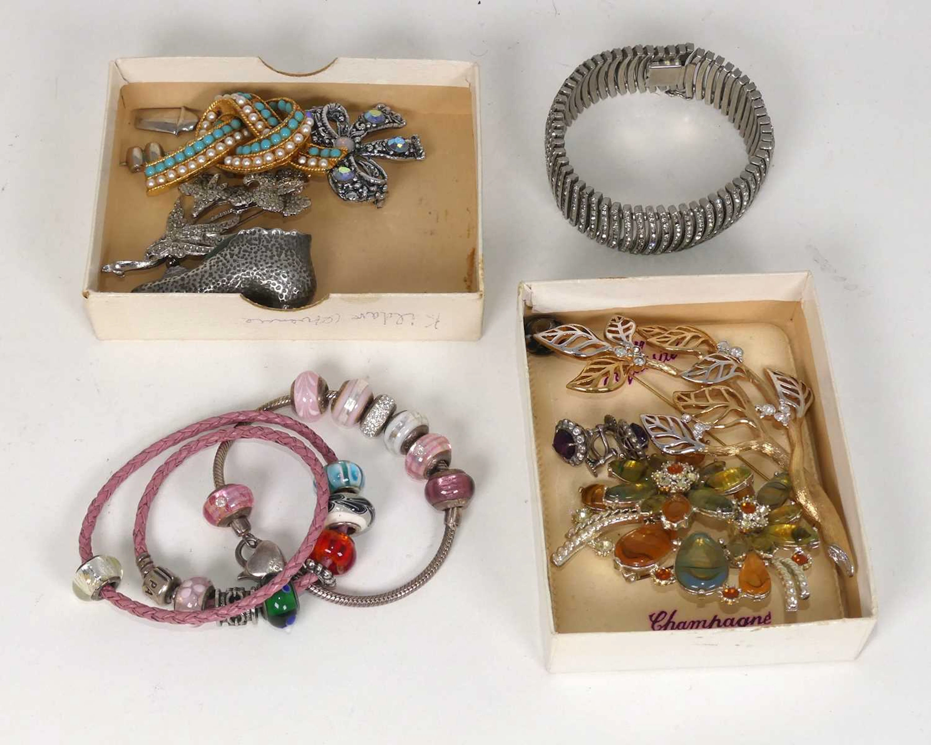 Lot 346 - A small collection of assorted costume