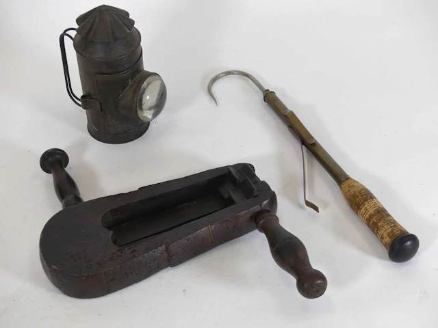 Lot 1334 - A cork handled two draw fishing gaff, the