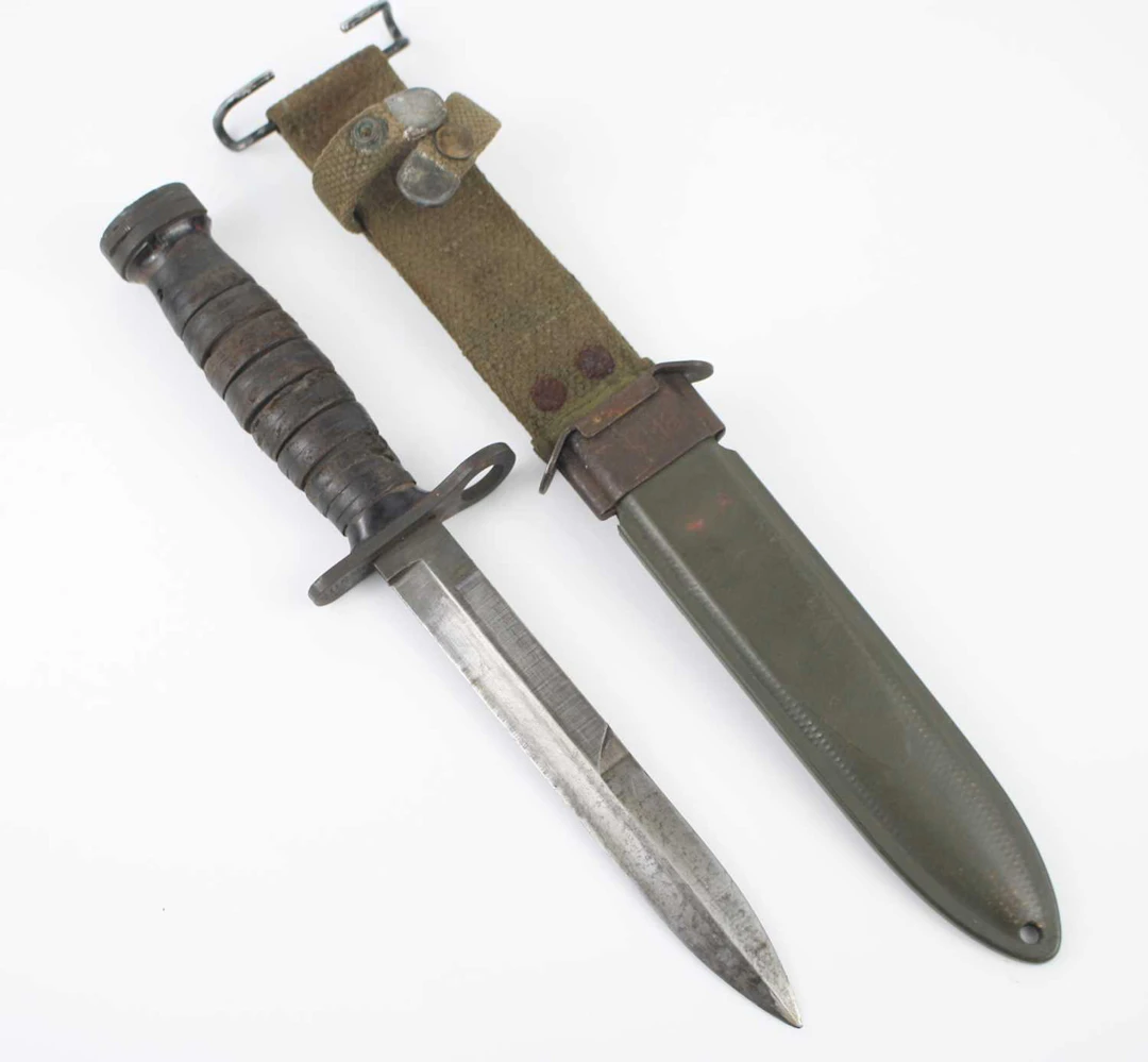 Lot 1052 - A U.S. M4 knife bayonet, having a 16.5cm