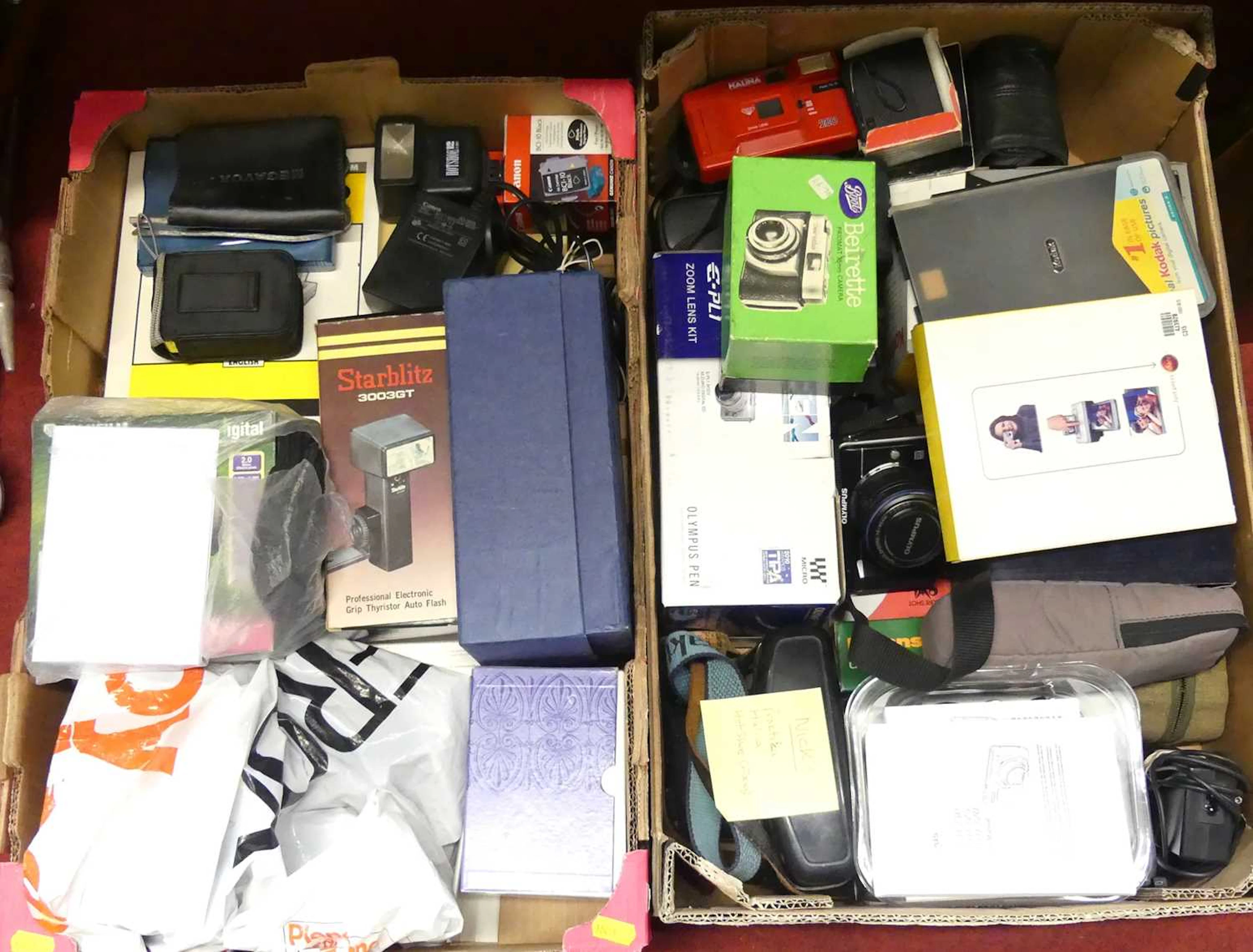 Lot 179 - A collection of cameras and related