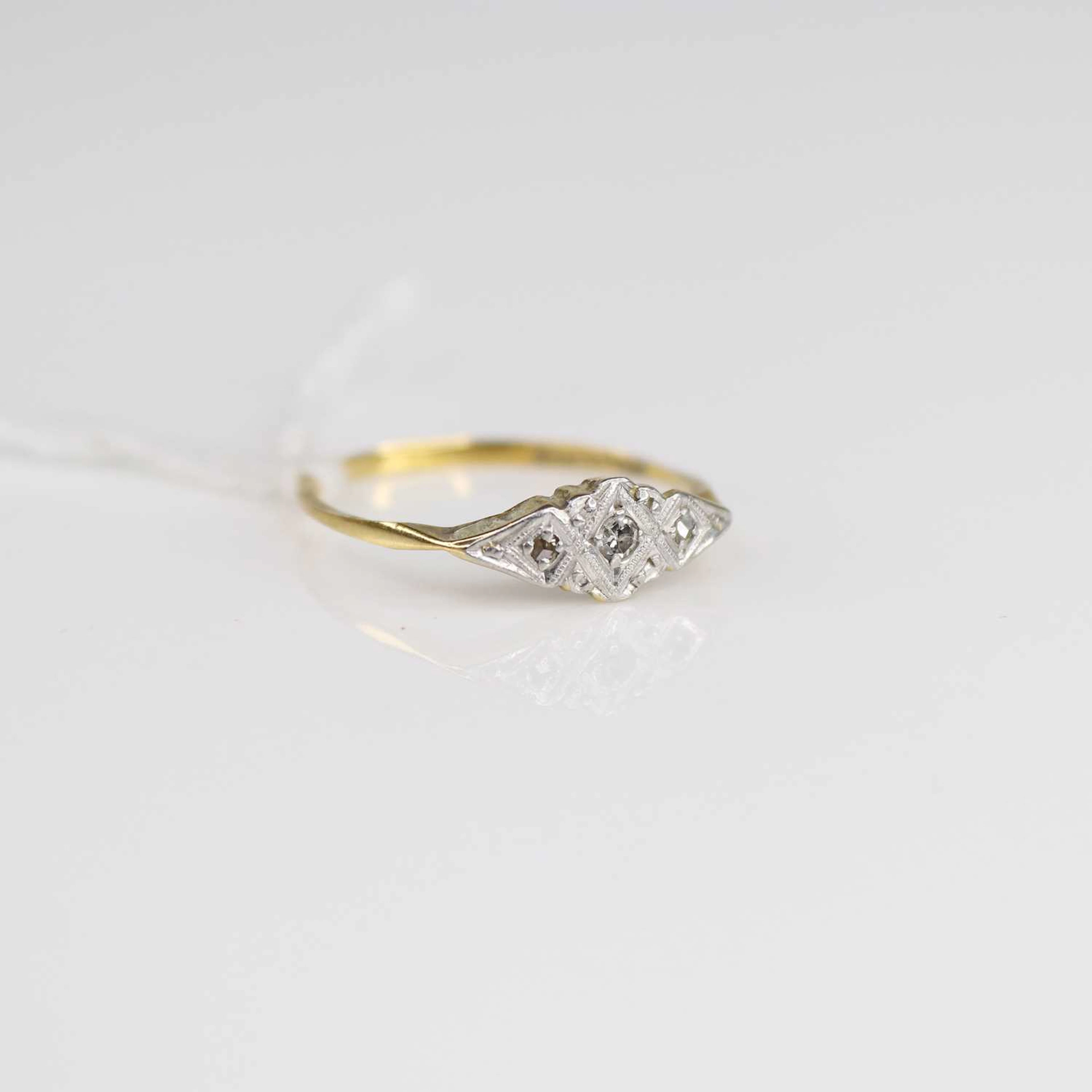 Lot 214 - An Art Deco 18ct gold diamond point set