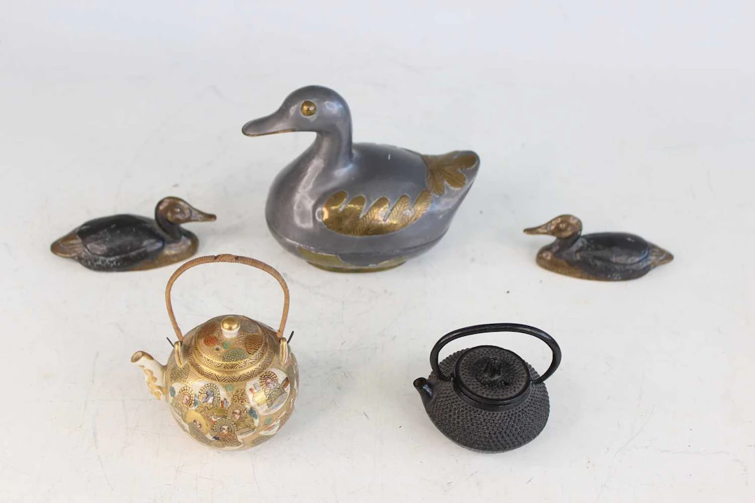 Lot 212 - A group of Japanese decorative items, 20th