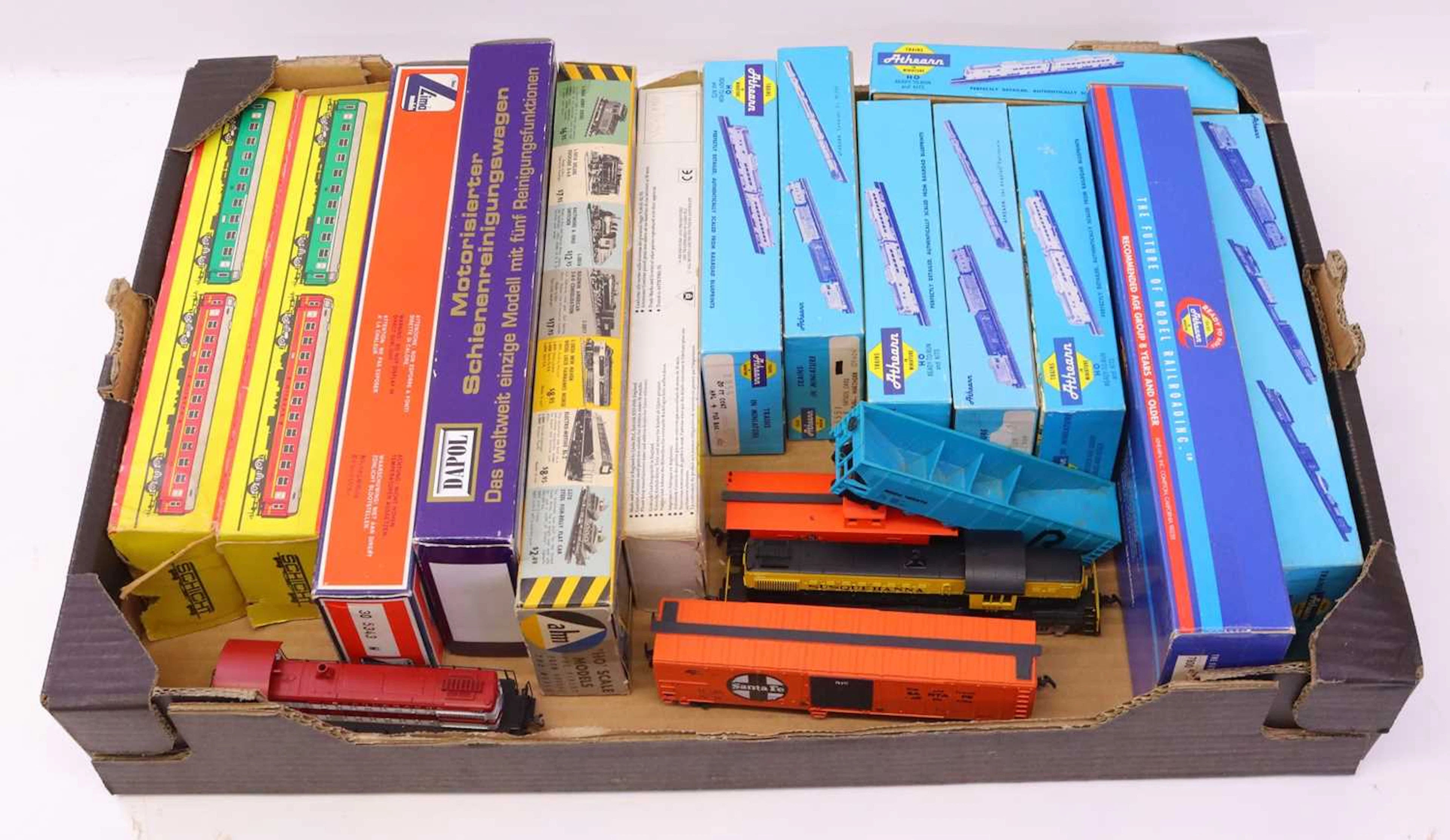 Lot 737 - One tray containing various HO gauge