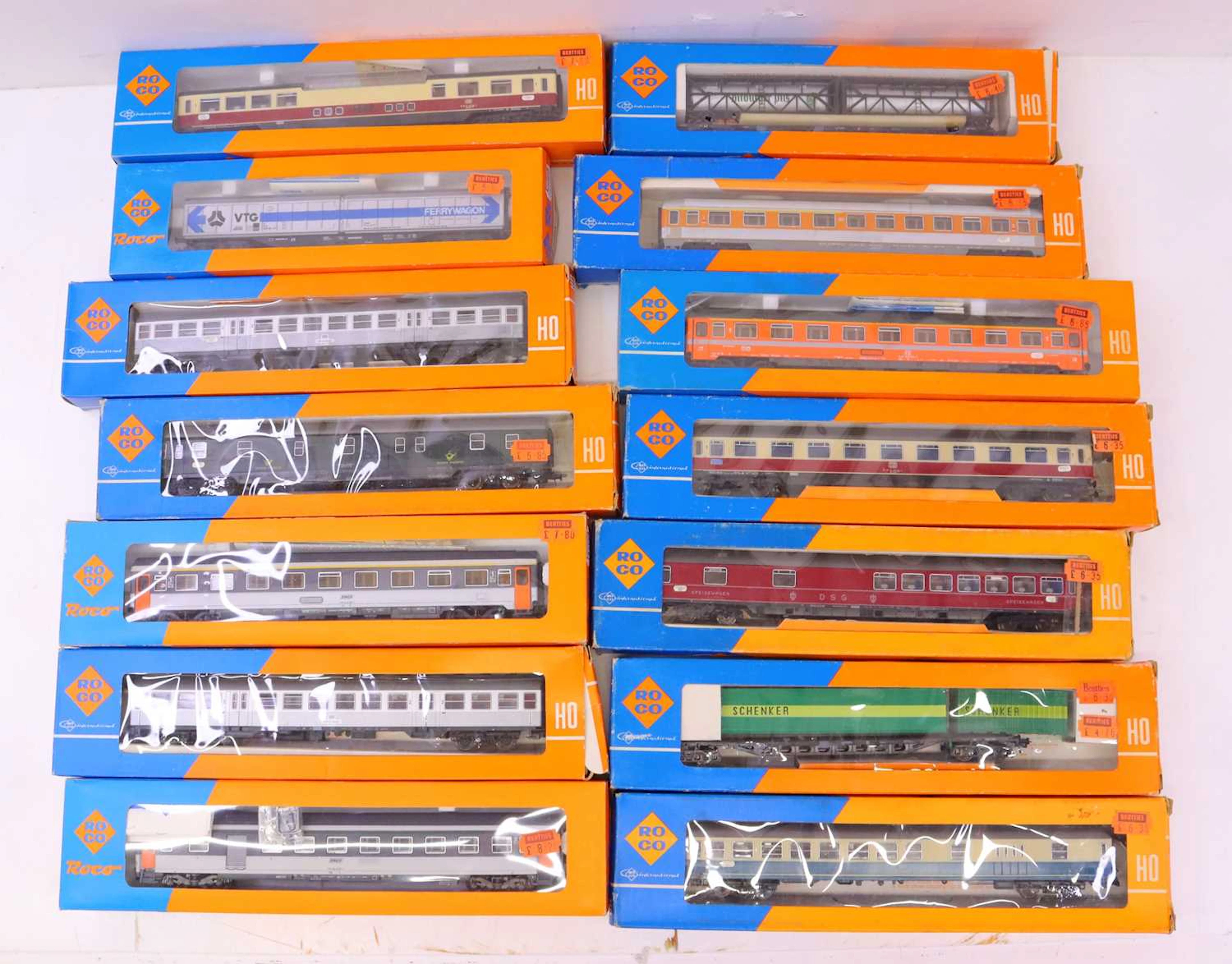 Lot 738 - One tray containing various Roco HO gauge