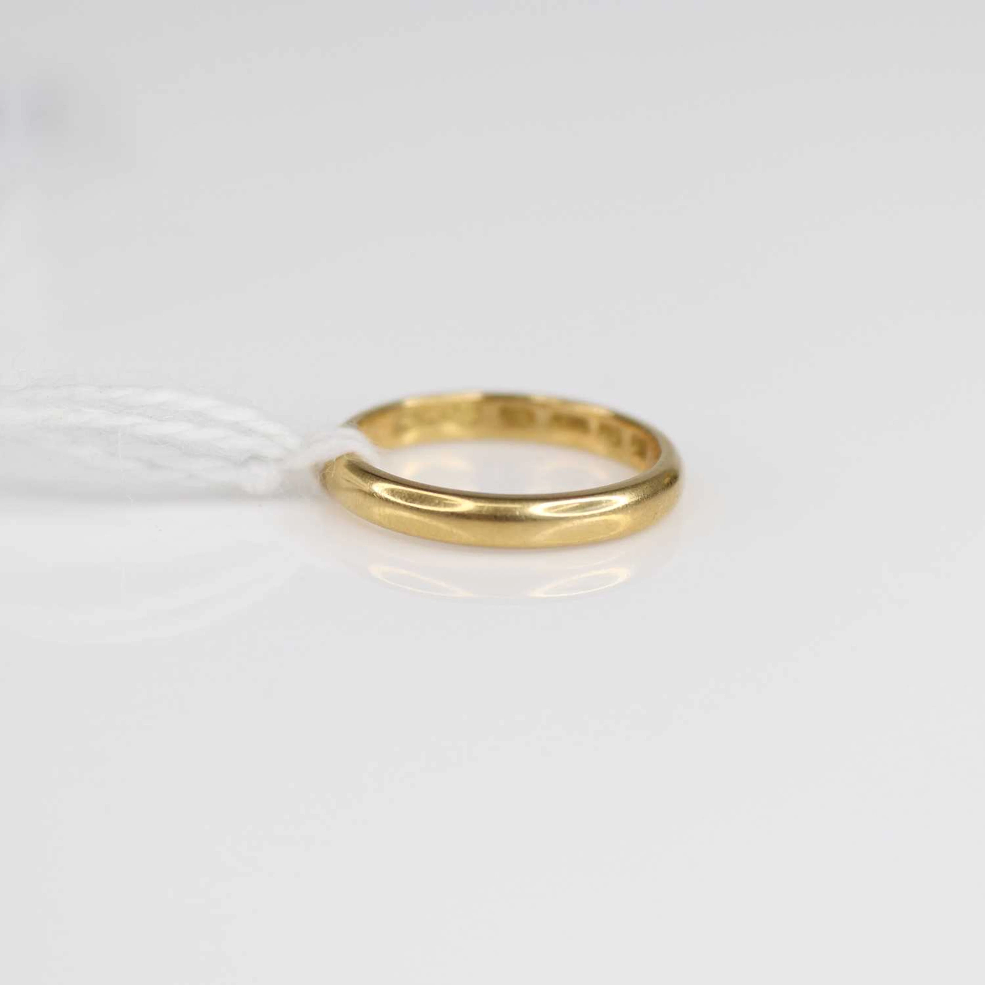 Lot 217 - A 19th century 18ct gold wedding band