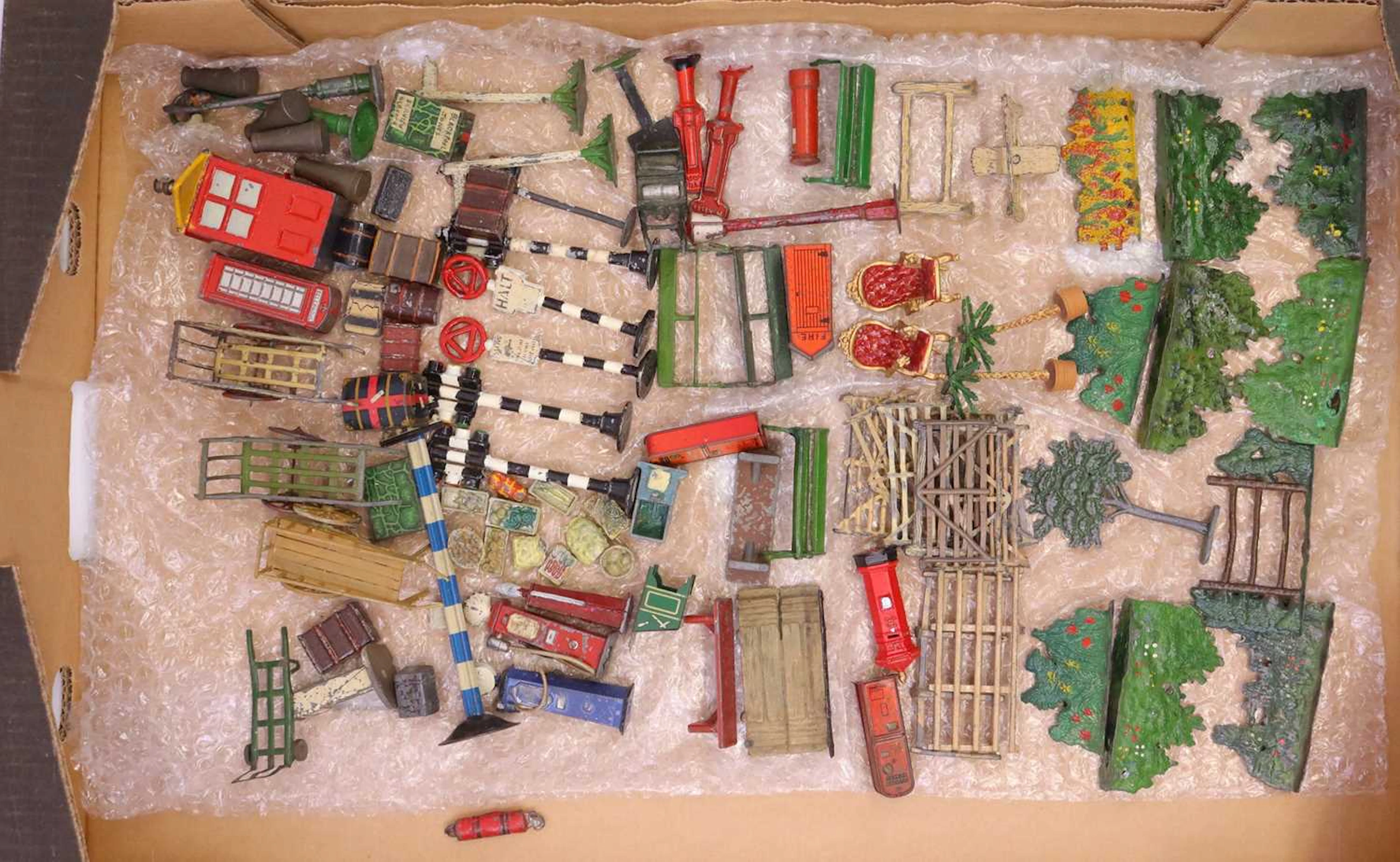 Lot 408 - Tray containing loose playworn lead painted