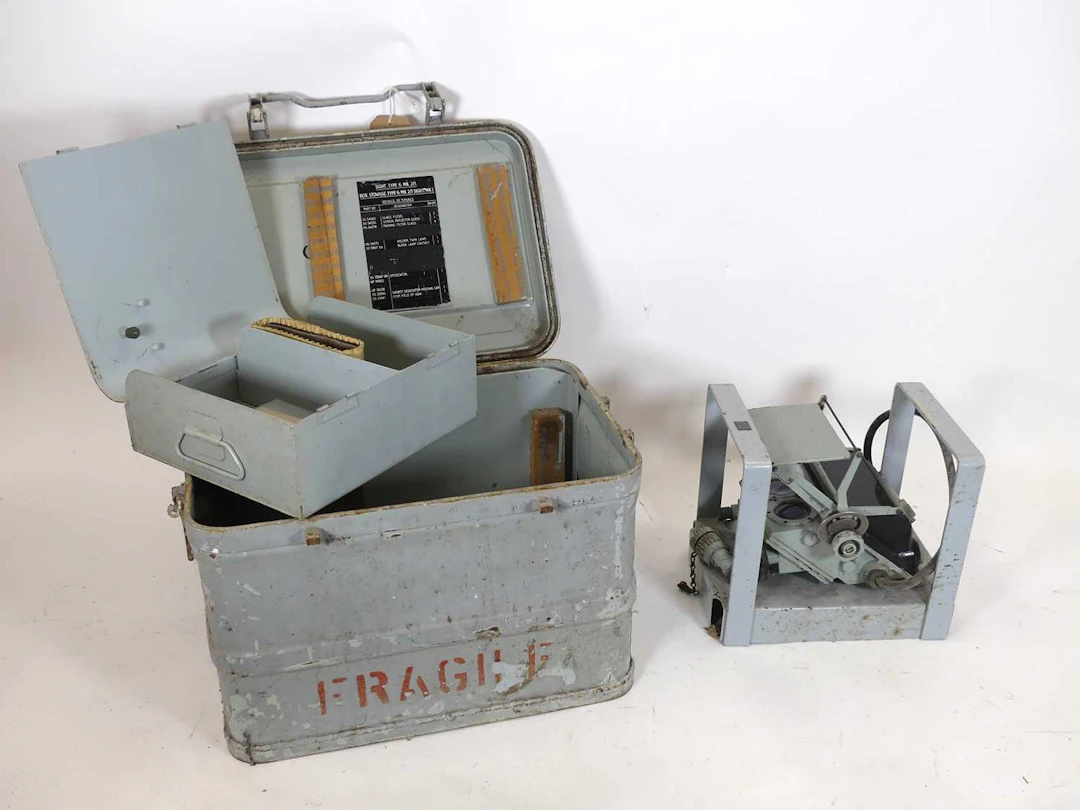 Lot 1144 - British Type 6 Mk 2-1 gun sight, in