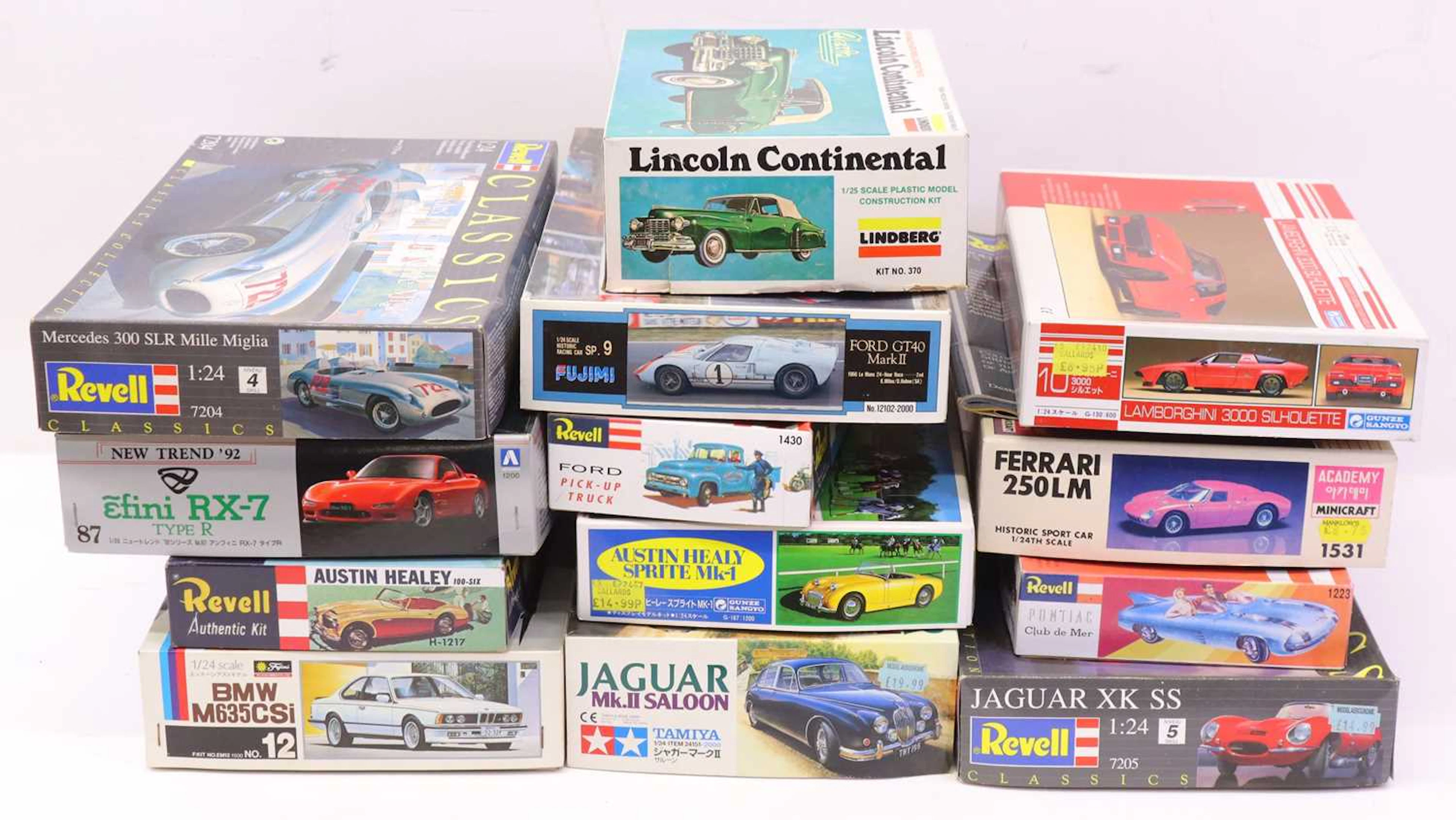 Lot 44 - Collection of mixed scale plastic car kits by