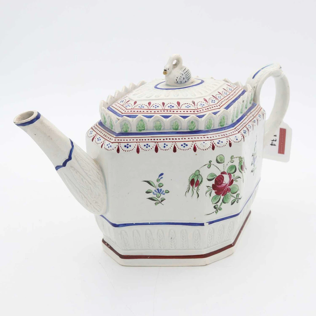 Lot 134 - An early 19th century pearlware teapot of