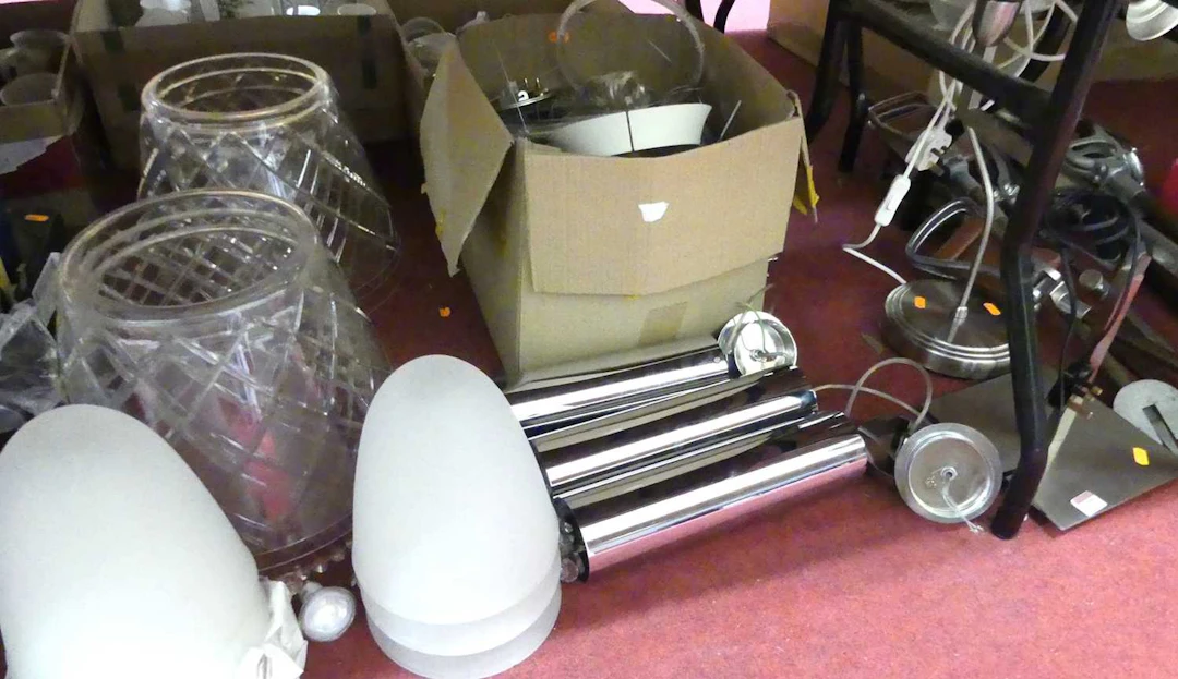 Lot 177 - A collection of lighting, to include a set