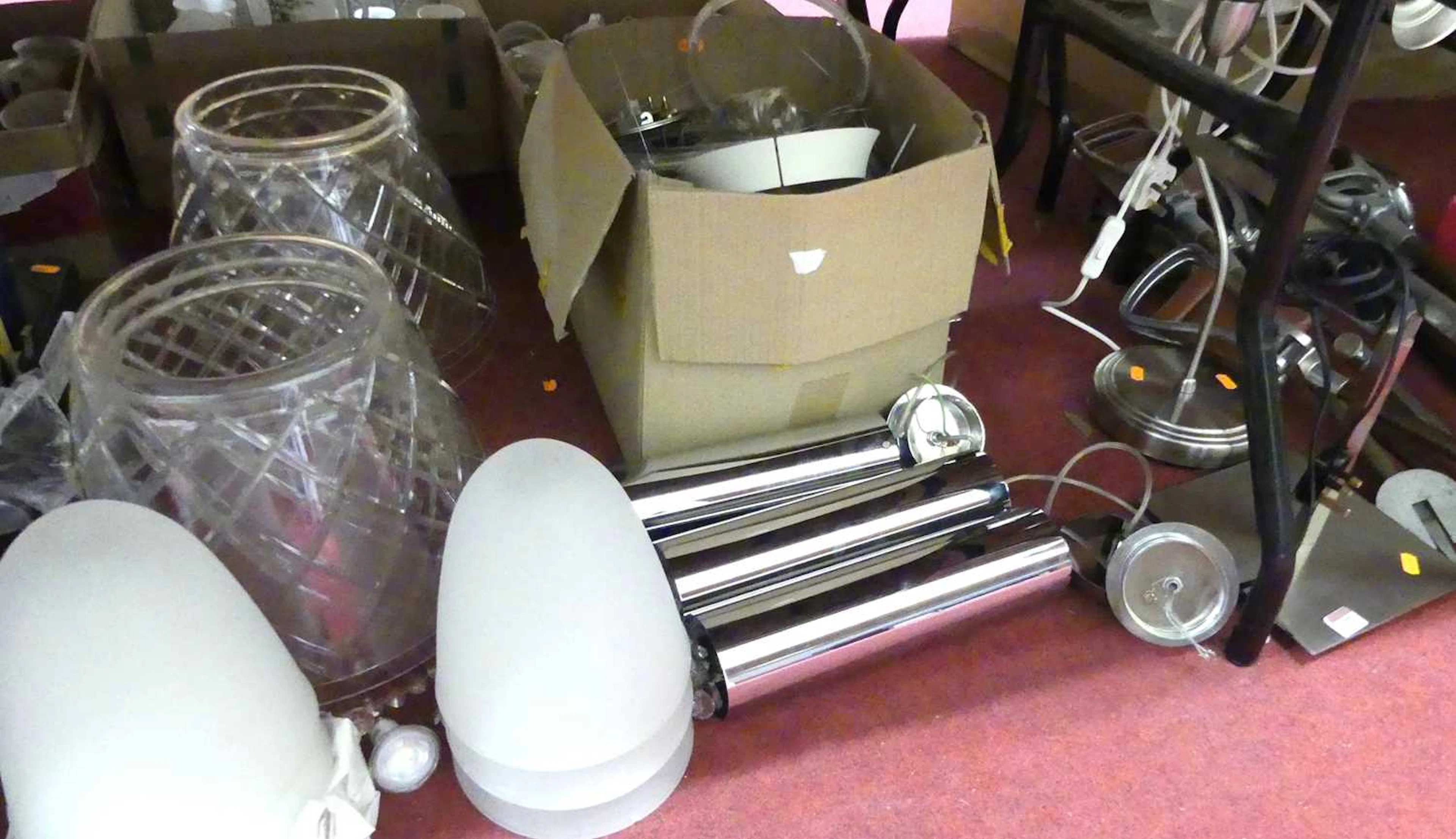 Lot 177 - A collection of lighting, to include a set