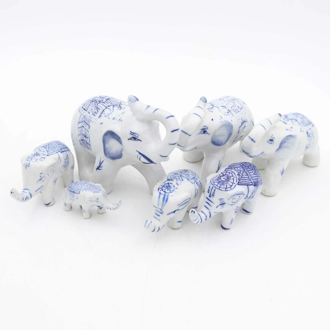 Lot 103 - A collection of blue and white pottery