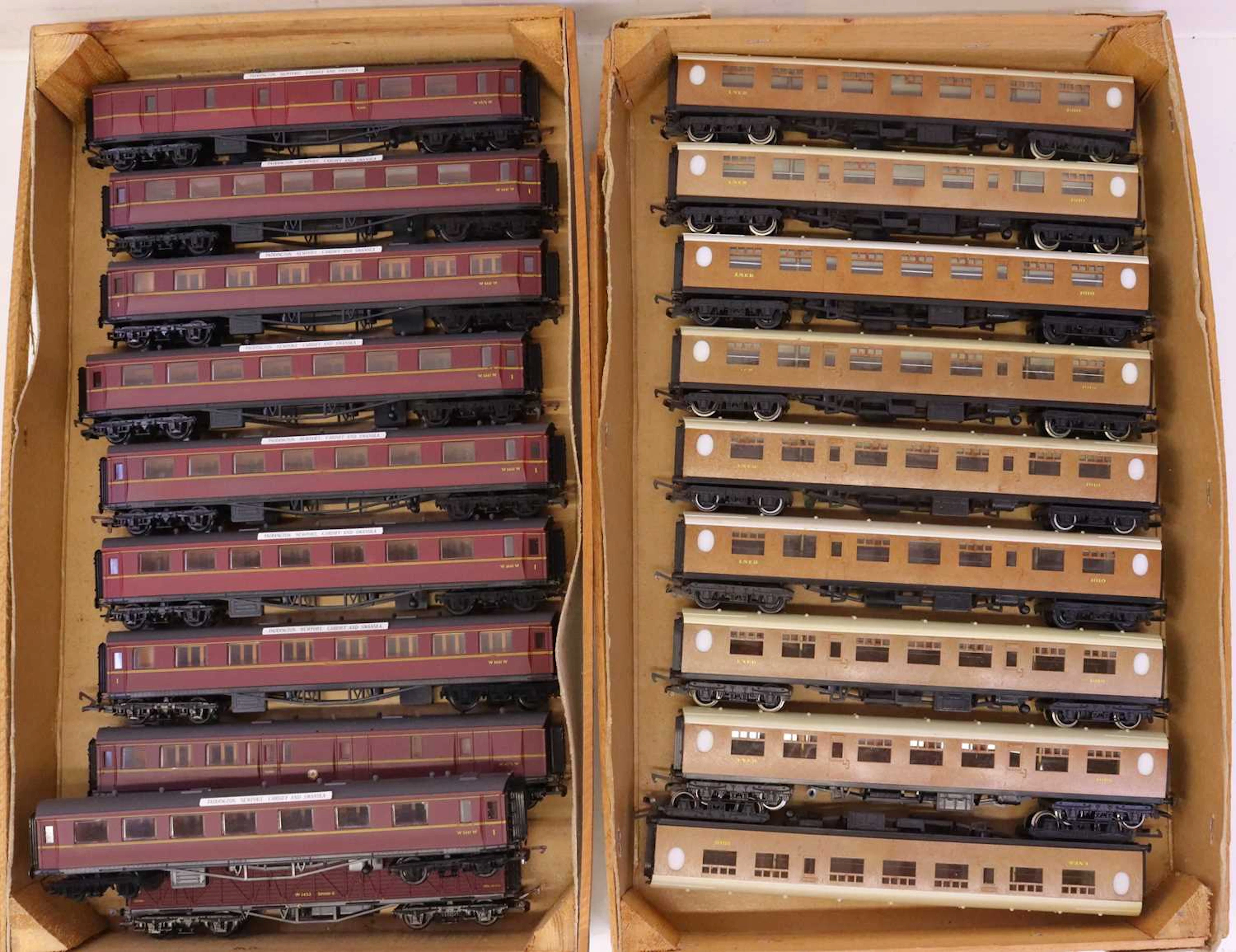 Lot 690 - Two trays containing various 00 gauge