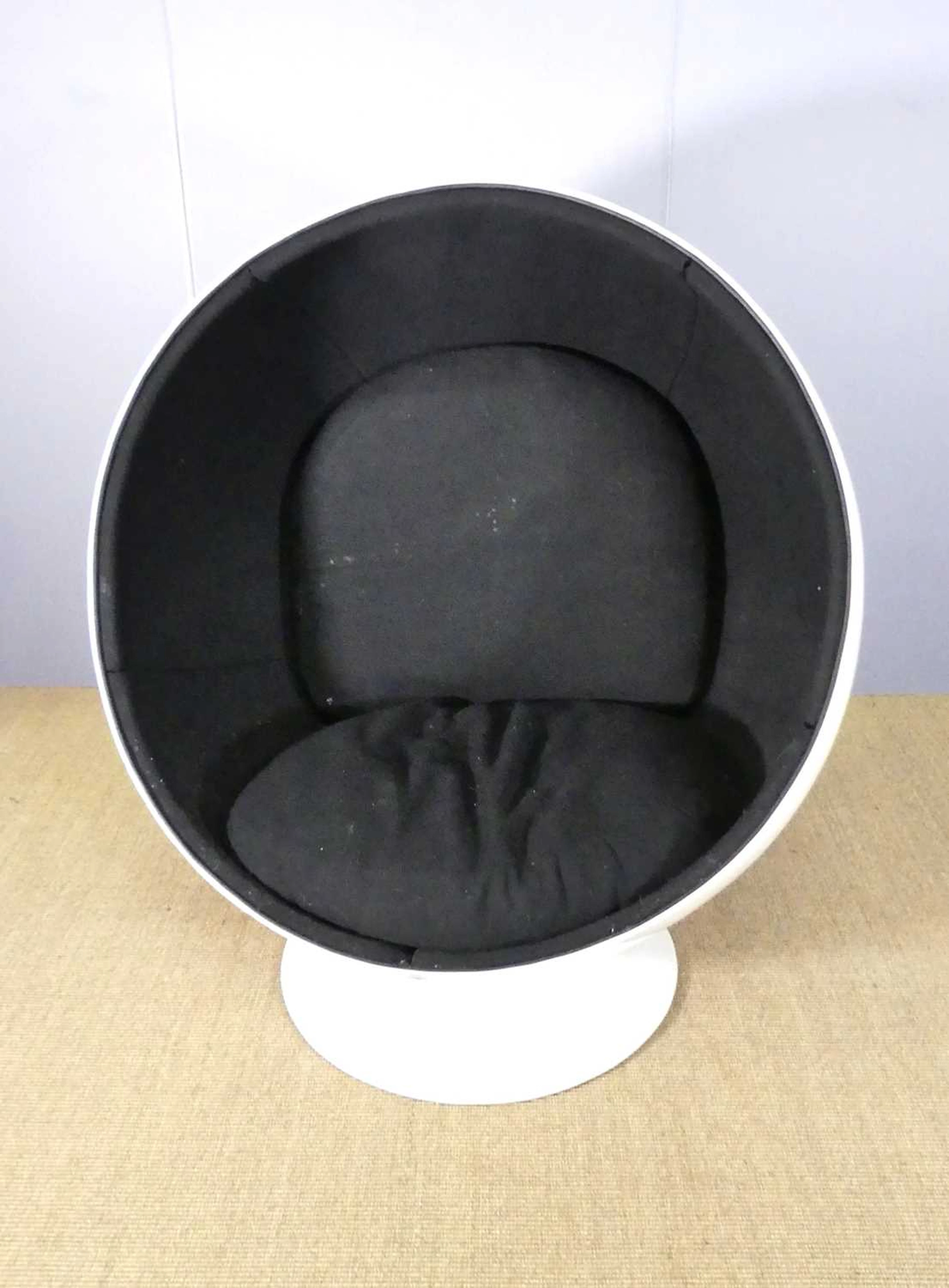 Lot 498 - After Eero Aarnio - a white lacquered