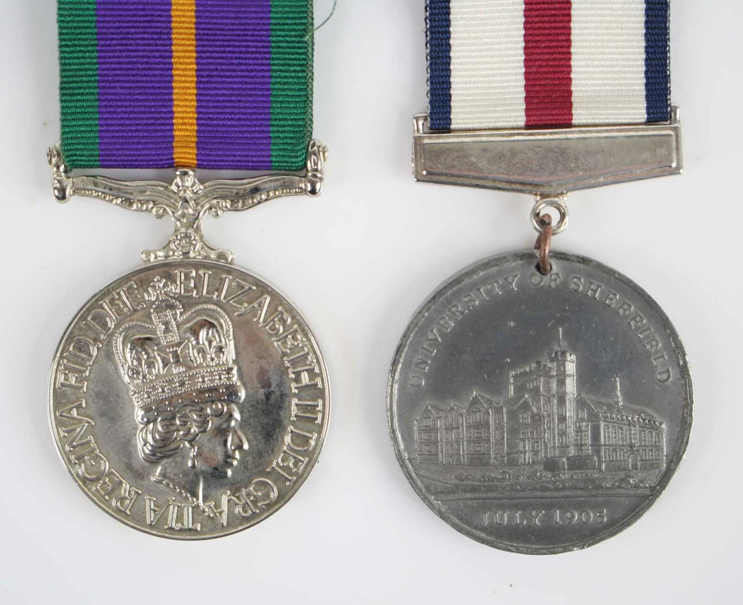 Lot 1275 - A collection of miscellaneous items to