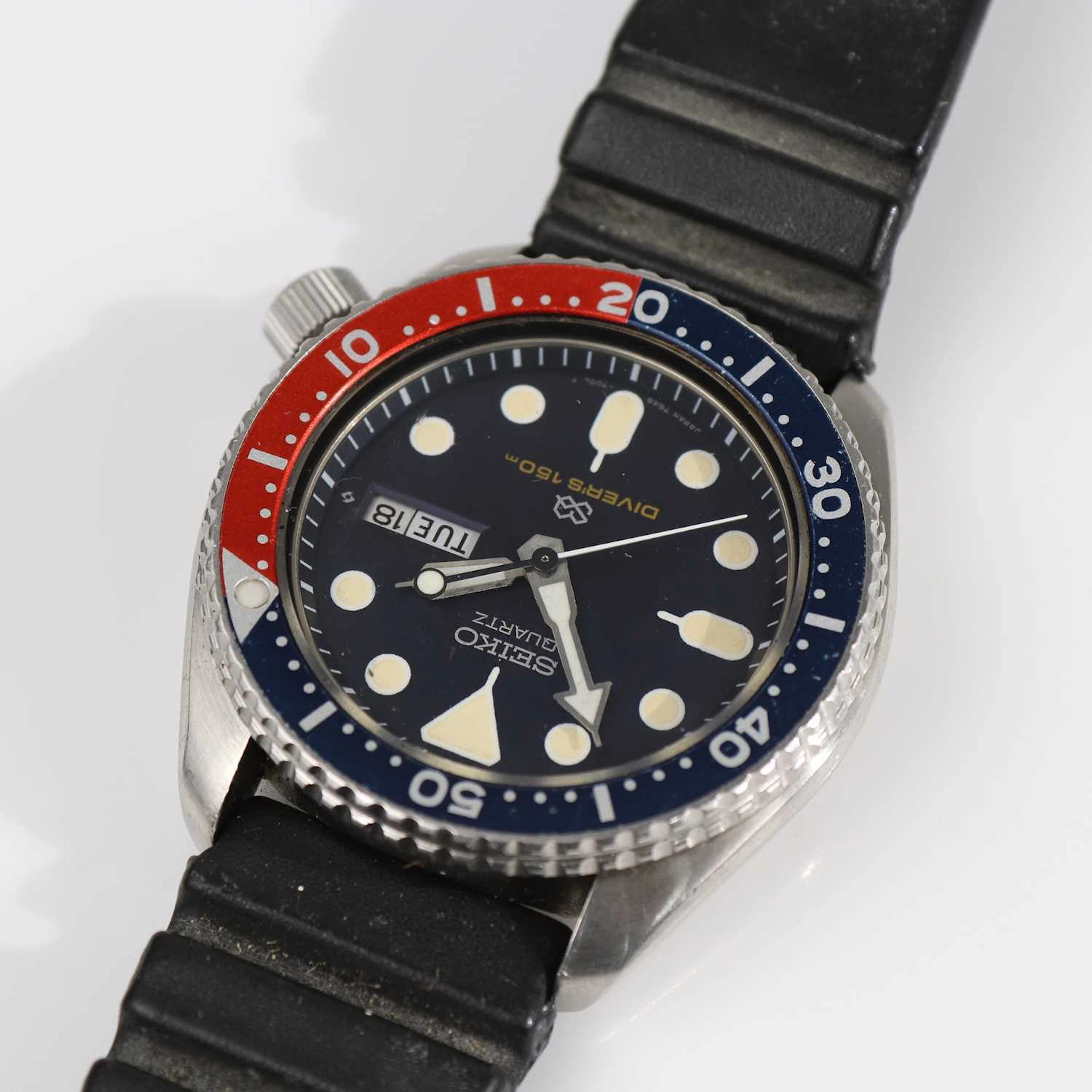 Lot 342 - A Seiko quartz Pepsi dial day-date diver's
