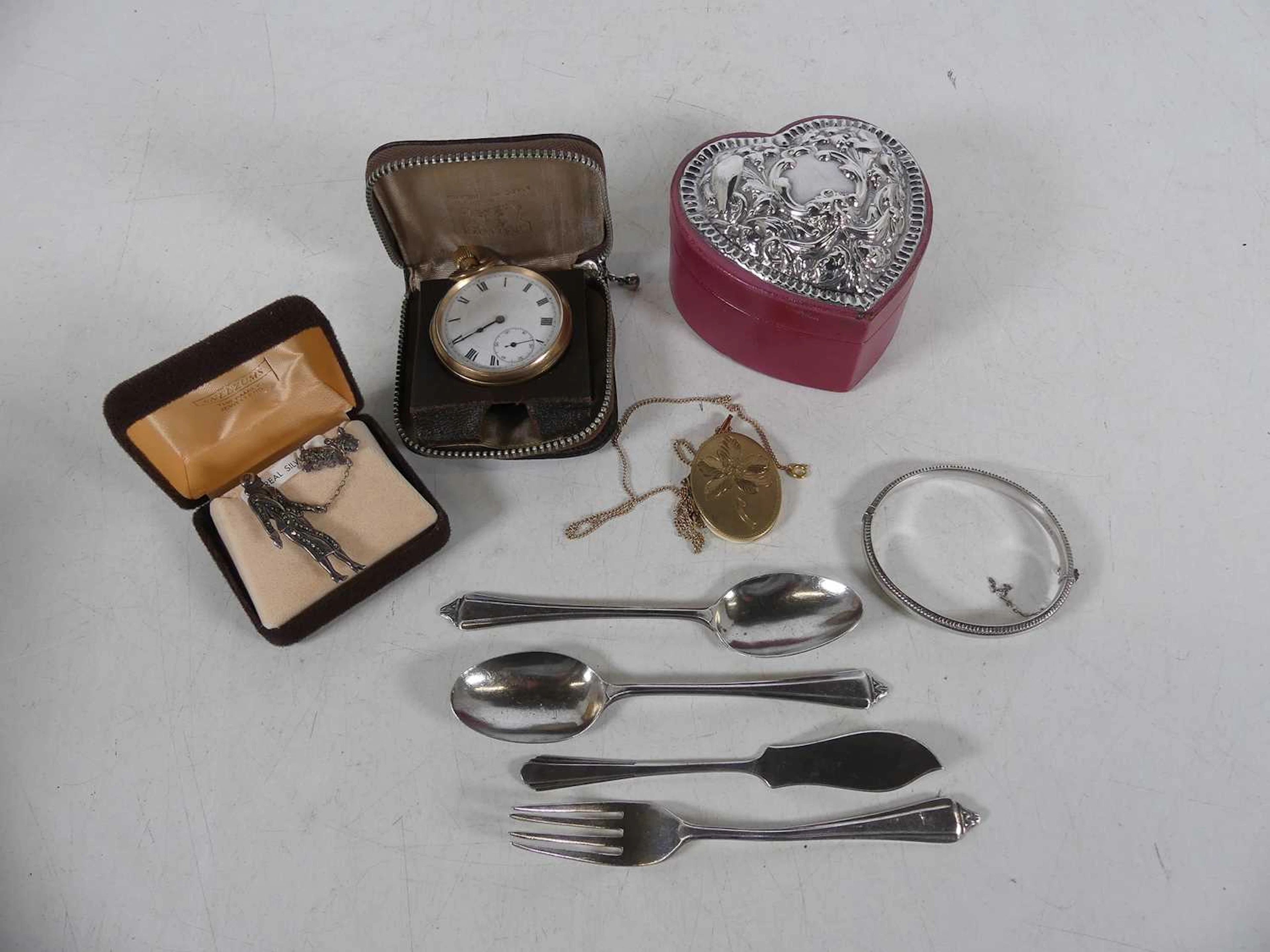 Lot 305 - A collection of items, to include an