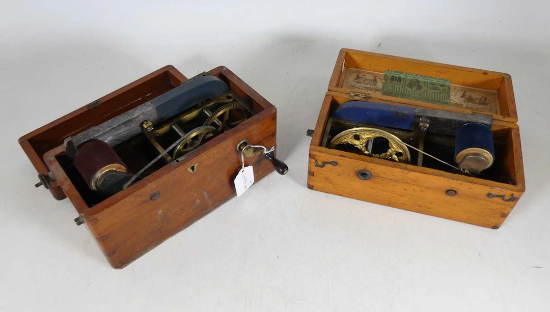 Lot 52 - A late 19th century medical 'Improved magneto-