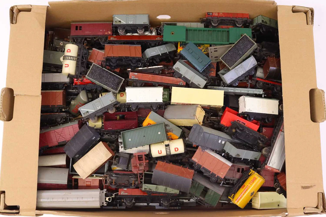 Lot 557 - One tray containing various 00 gauge wagons