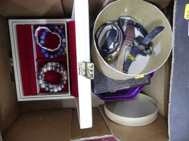 Lot 261 - A collection of costume jewellery, to