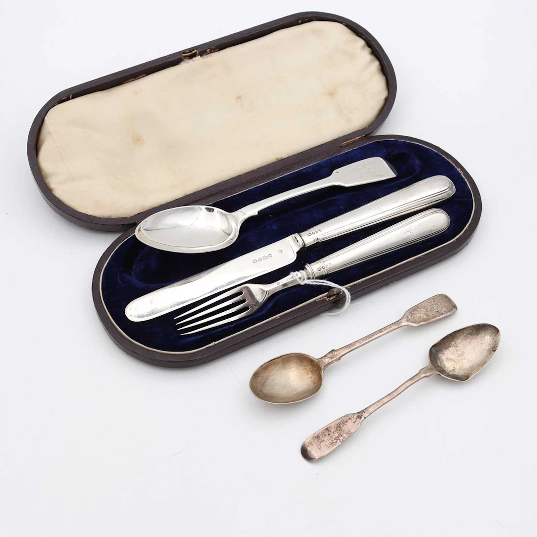 Lot 322 - A cased Victorian silver dessert knife and