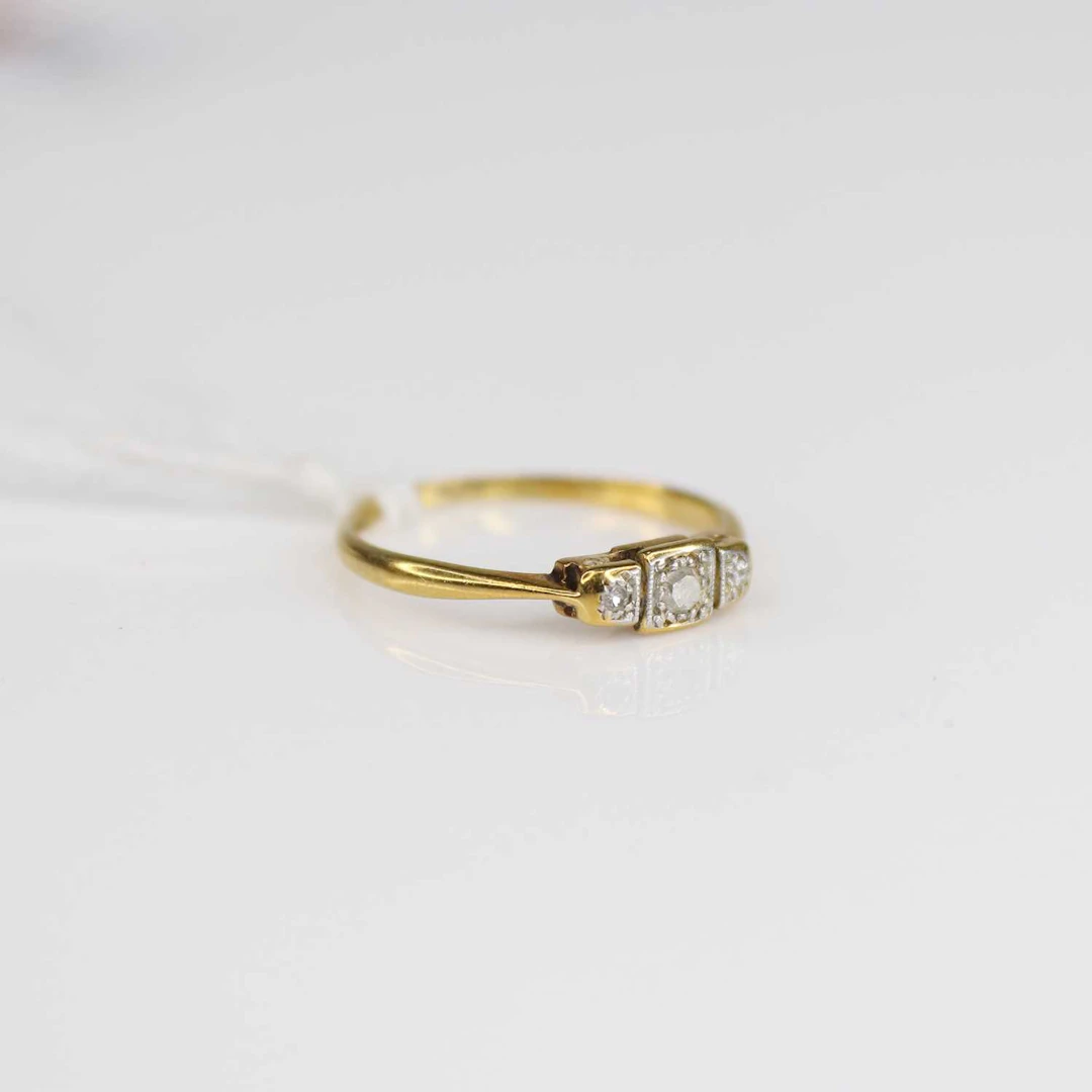 Lot 220 - An Art Deco 18ct gold and platinum diamond