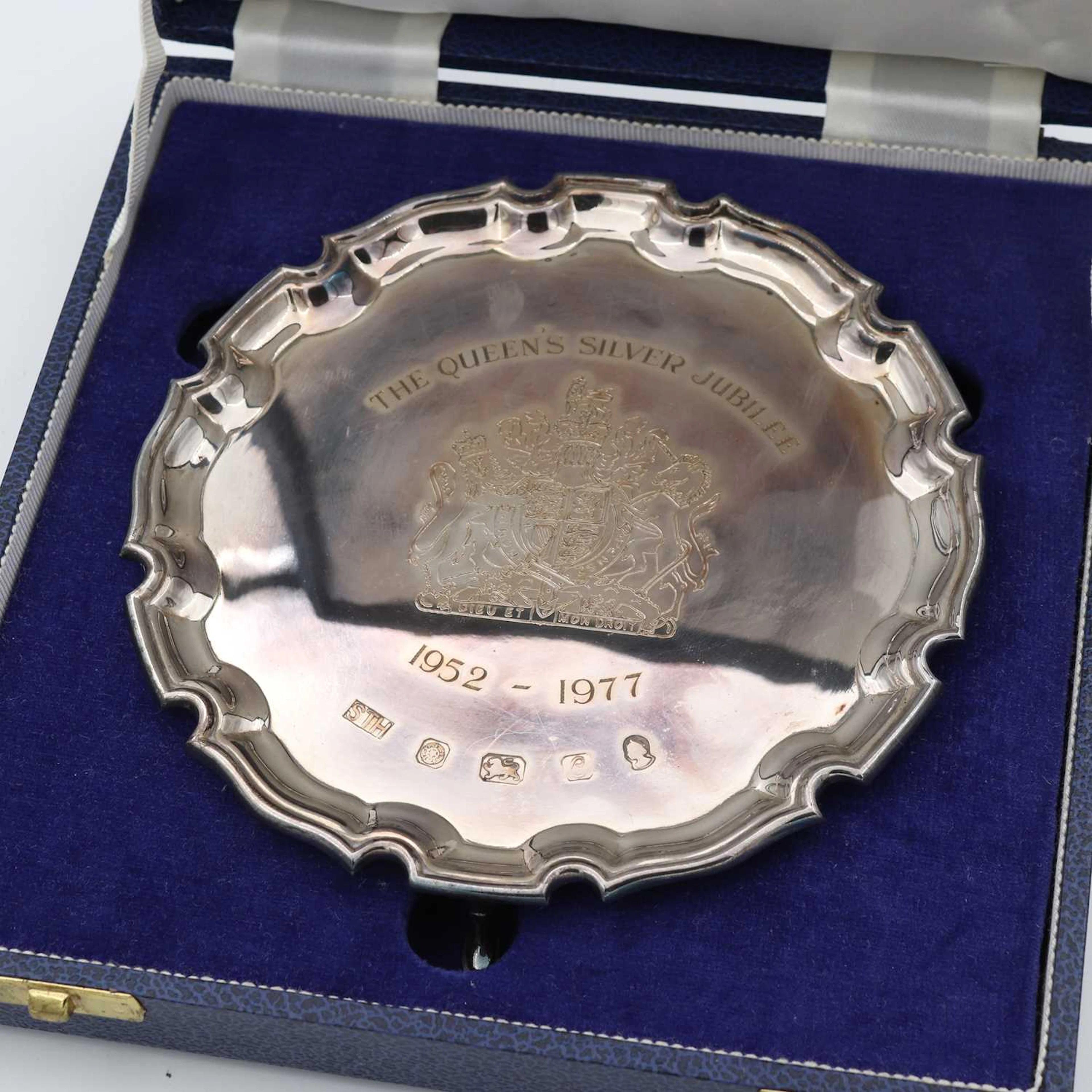 Lot 231 - A Queen Elizabeth II Silver Jubilee