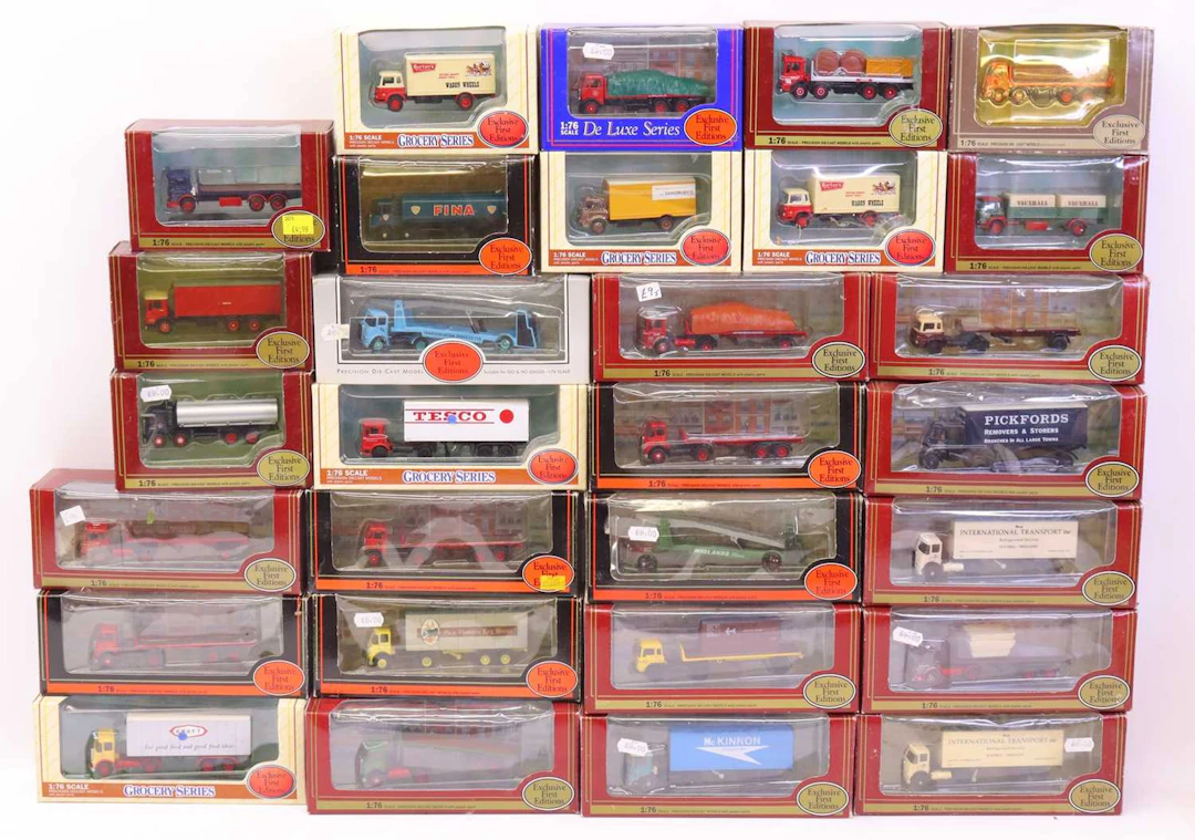 Lot 261 - 30 various boxed EFE 1/76th scale public and
