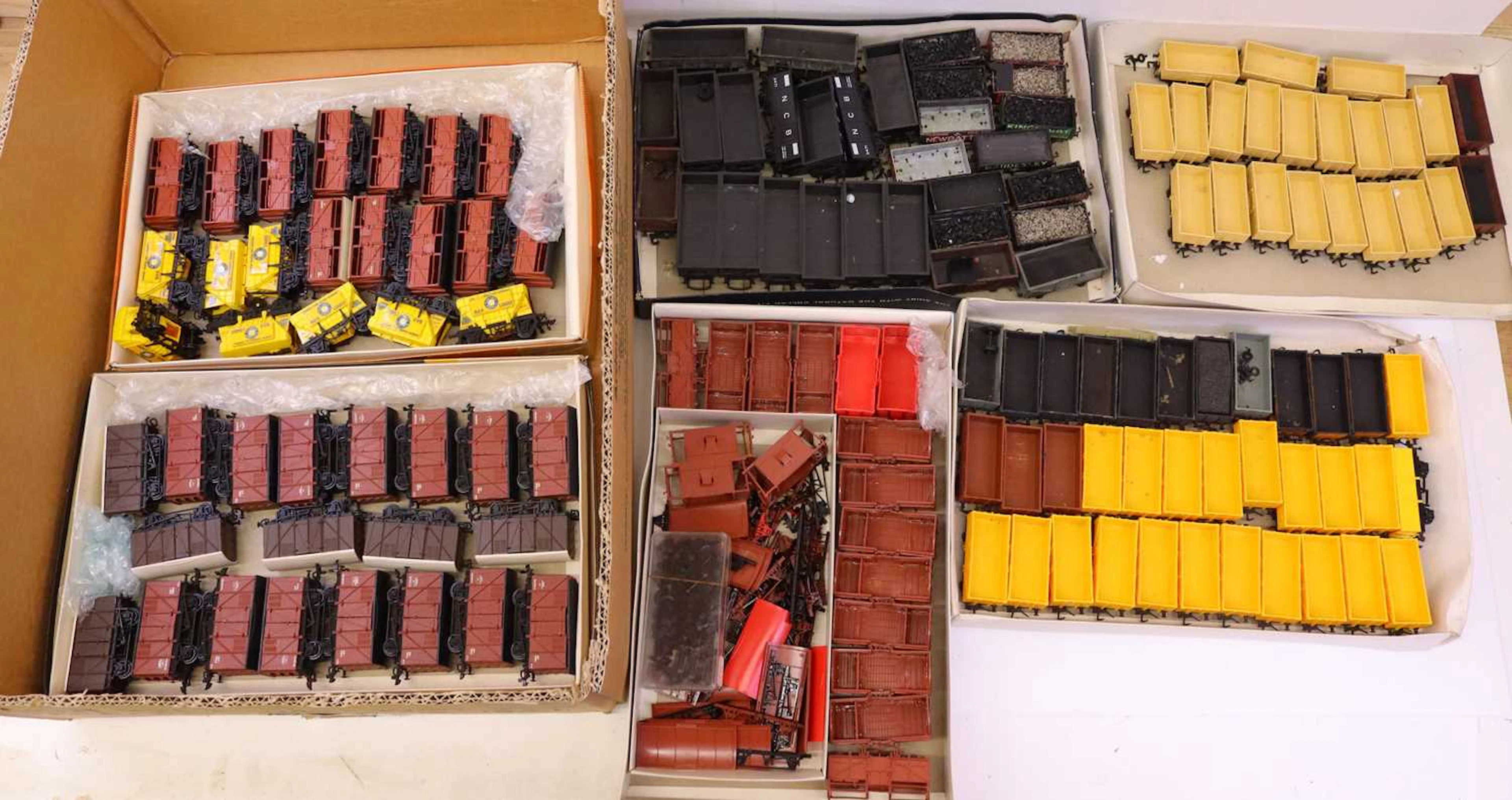 Lot 619 - One tray containing various 00 gauge wagons