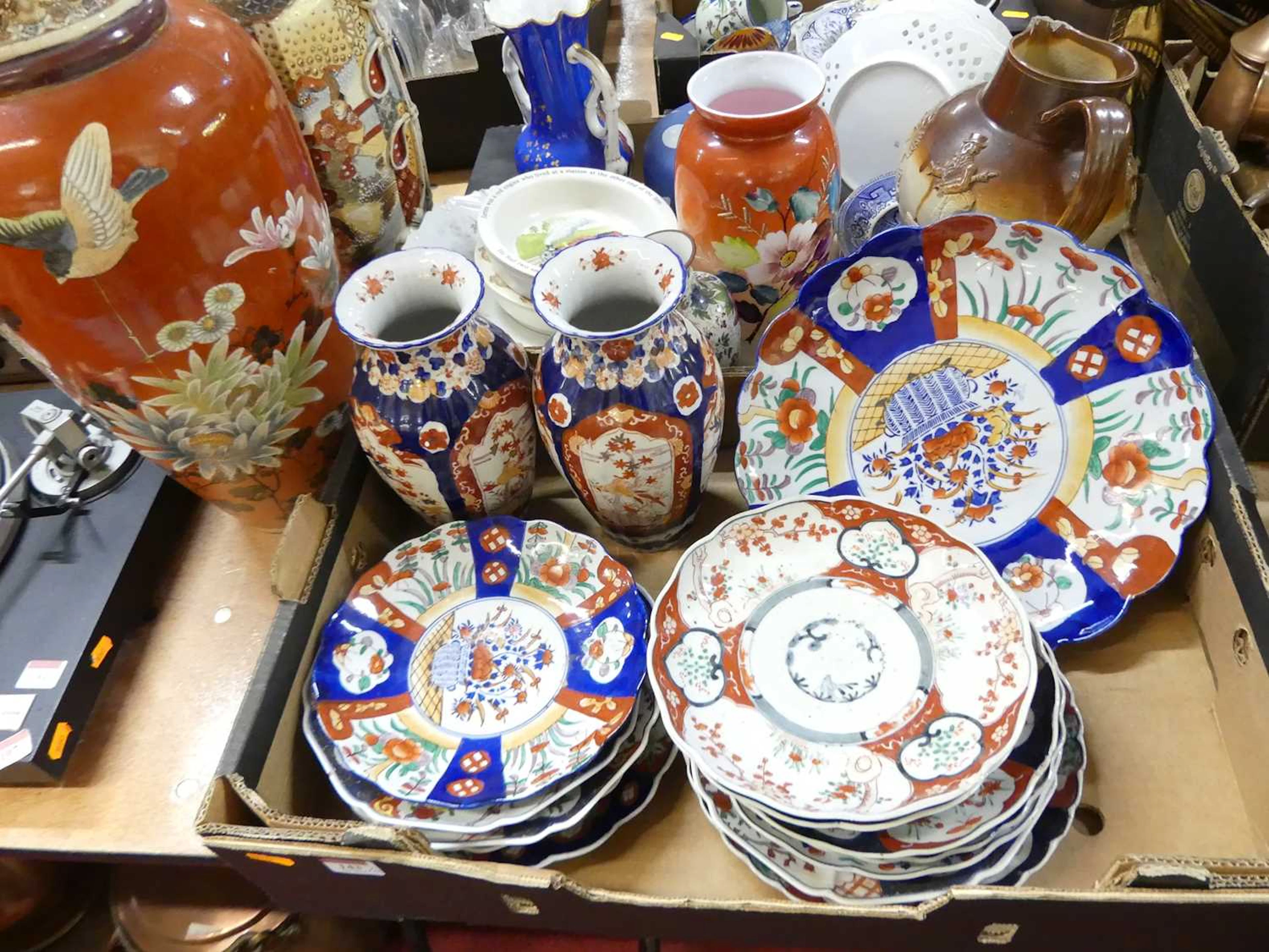 Lot 143 - A collection of ceramics, to include a