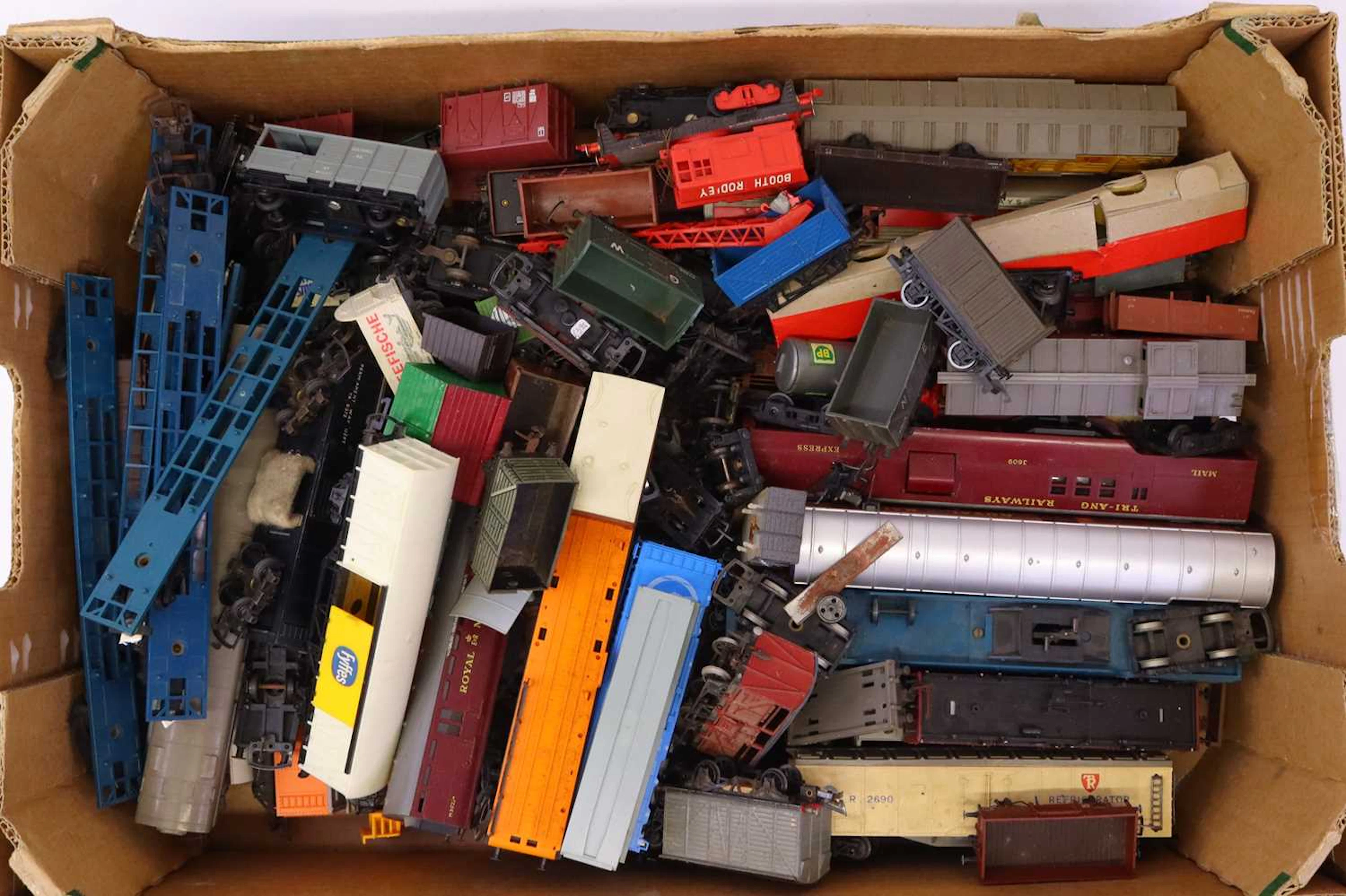 Lot 559 - One tray containing various 00 gauge wagons