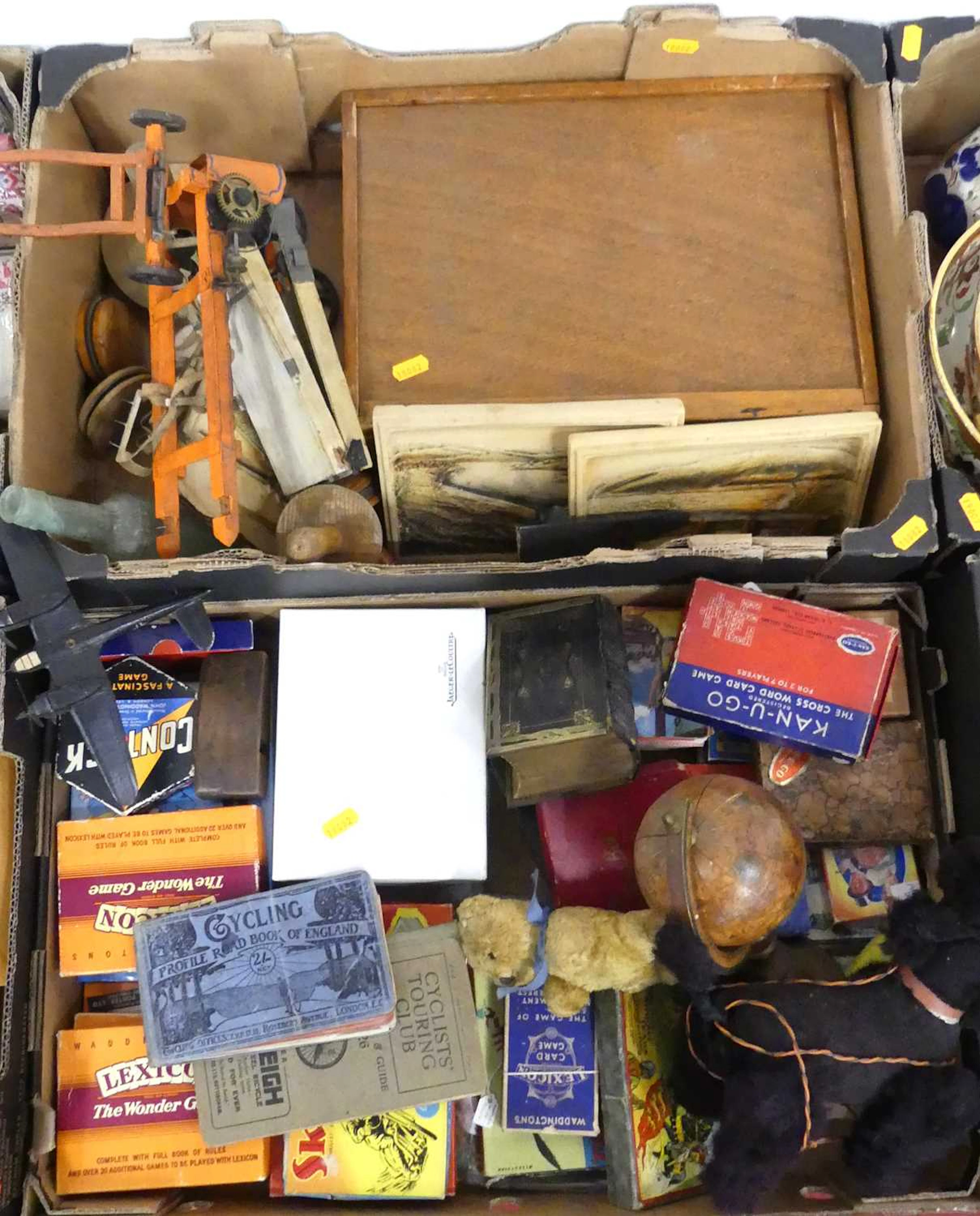 Lot 528 - A collection of items to include Jaeger