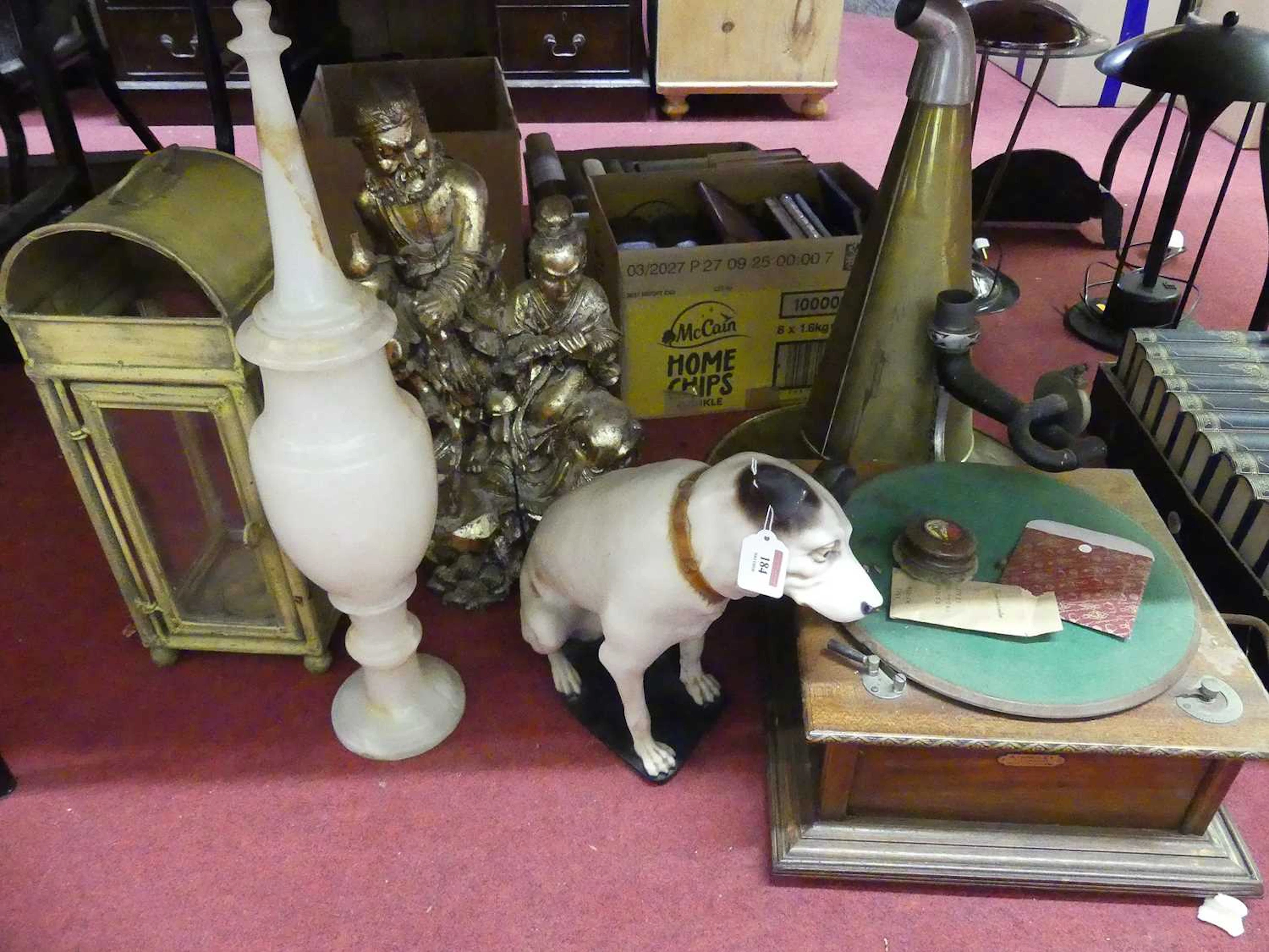 Lot 184 - A collection of items, to include a