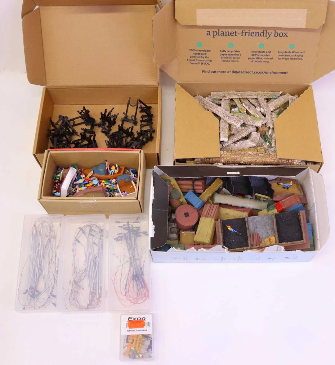 Lot 448 - Mixed lot of various 00 gauge railway spares