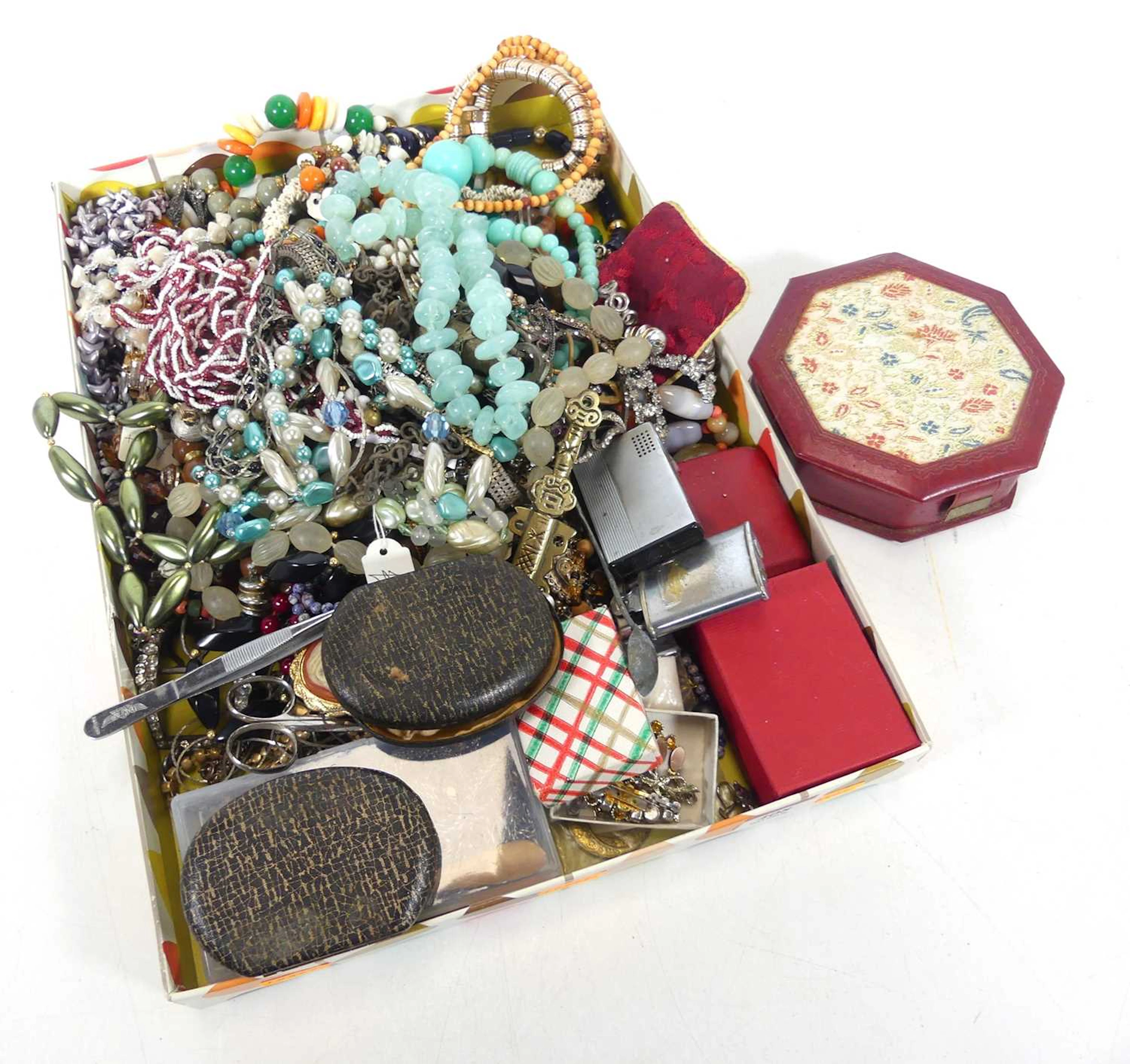 Lot 408 - A collection of assorted costume jewellery