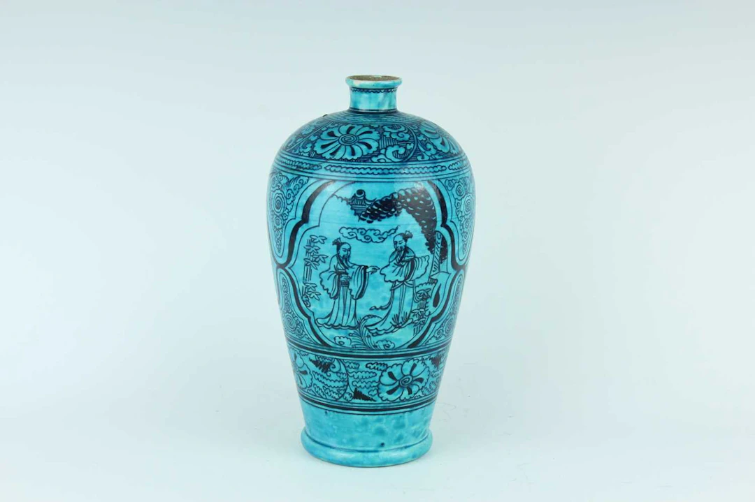 Lot 77 - A Chinese turquoise-ground and