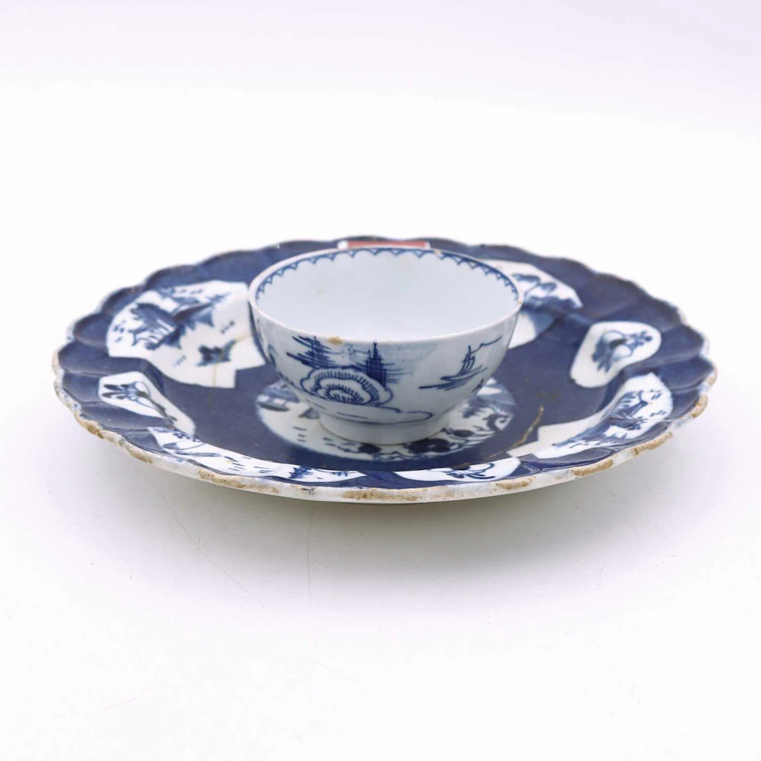 Lot 115 - An Isleworth porcelain blue and white plate
