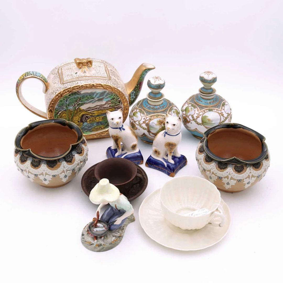Lot 93 - A collection of ceramics, to include a pair