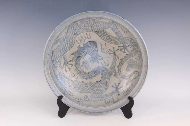 Lot 63 - A large Chinese or Korean blue and white