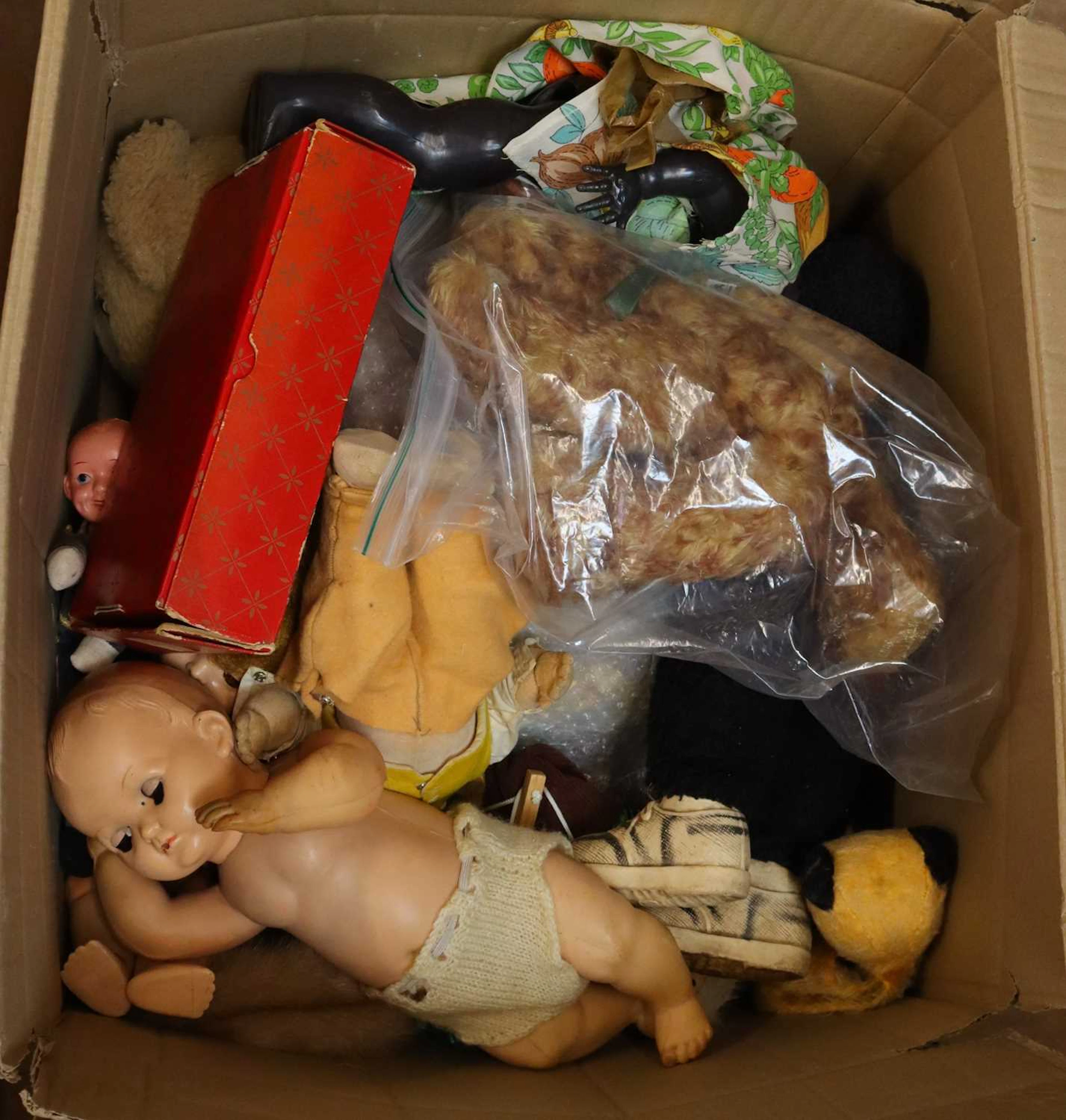 Lot 256 - Three boxes containing various vintage