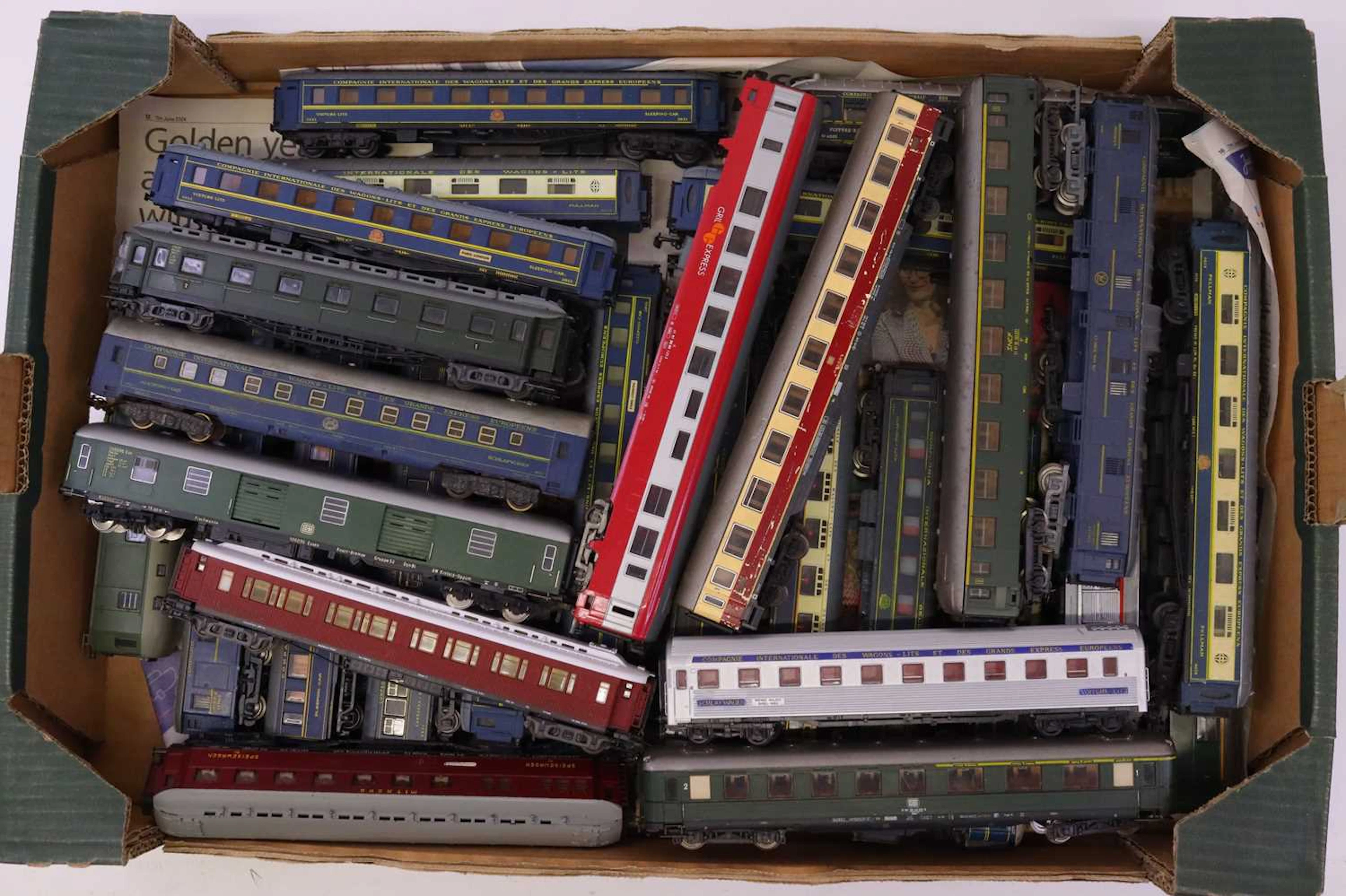 Lot 80 - One tray containing various Hornby HO coaches