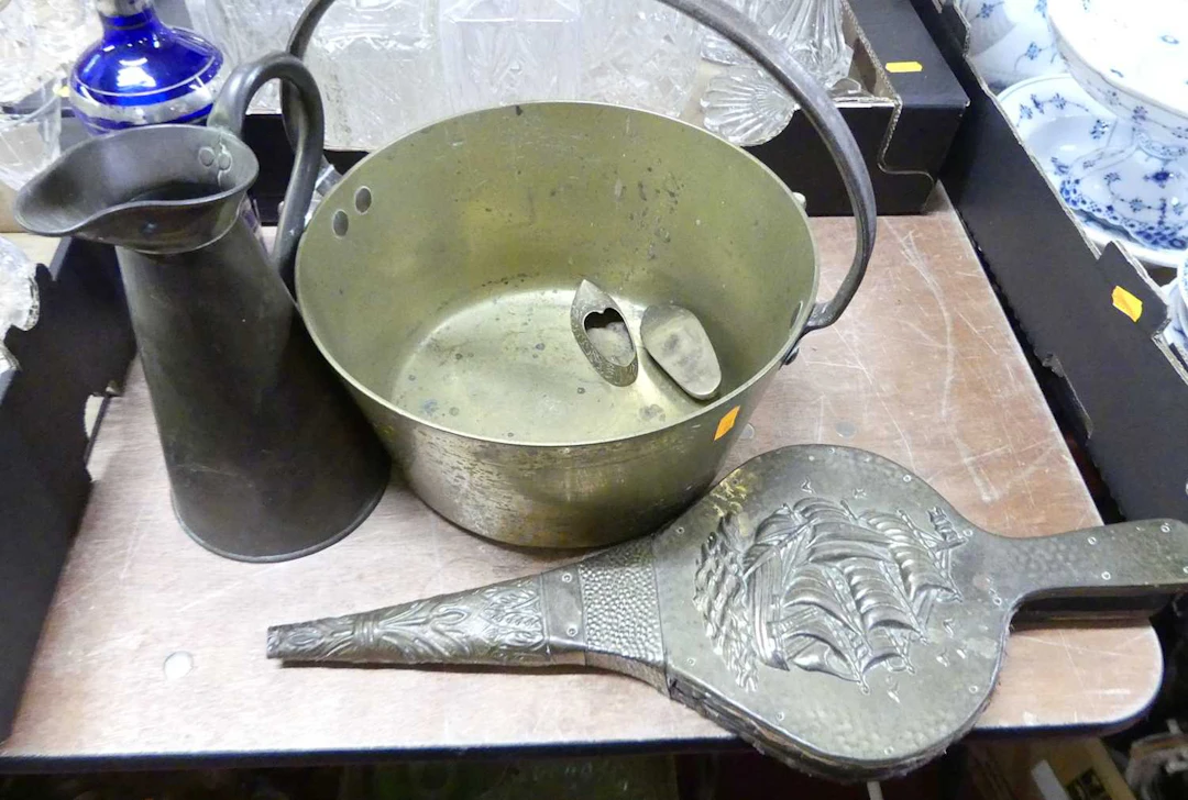Lot 152 - A collection of metalware, to include an