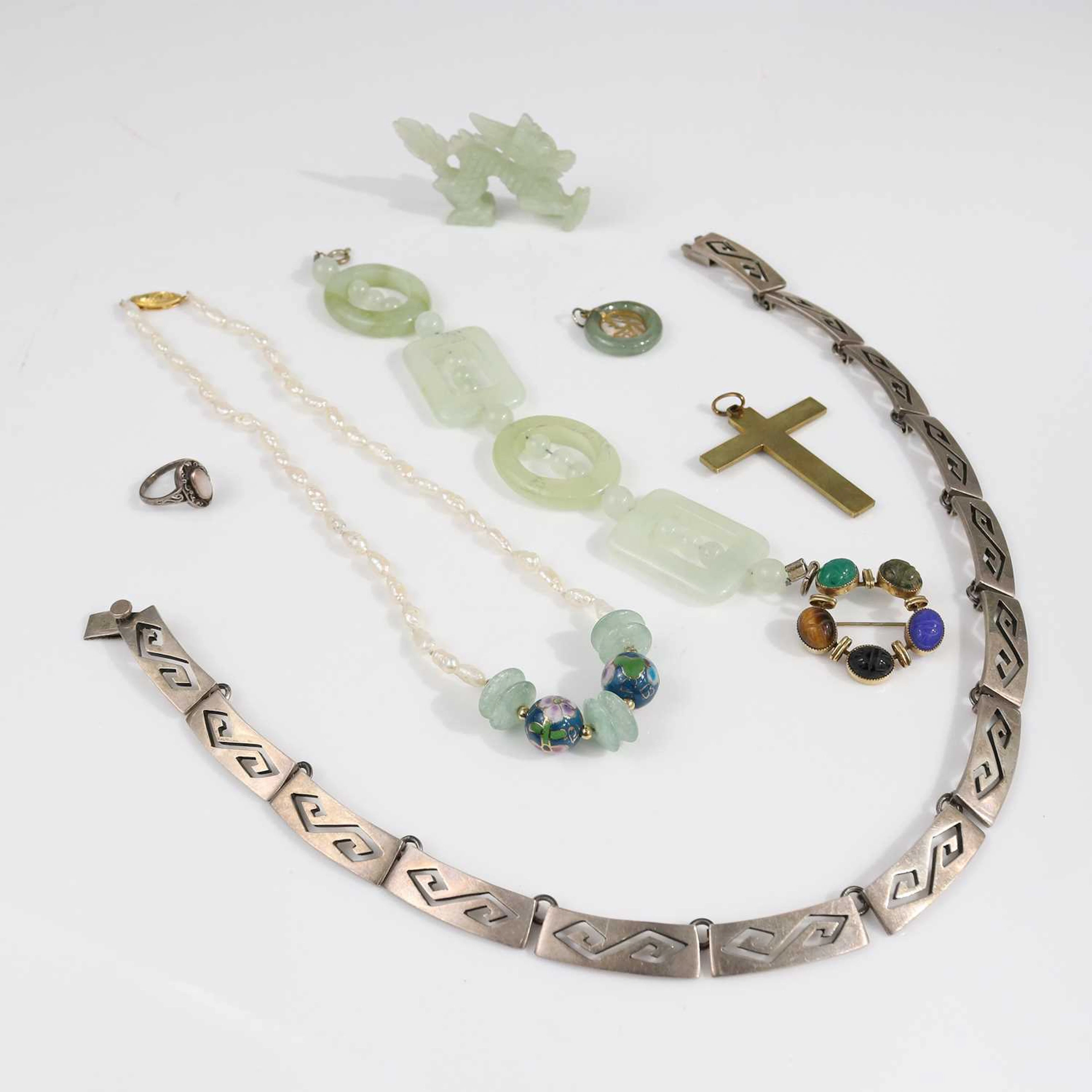 Lot 348 - Assorted costume jewellery to include modern